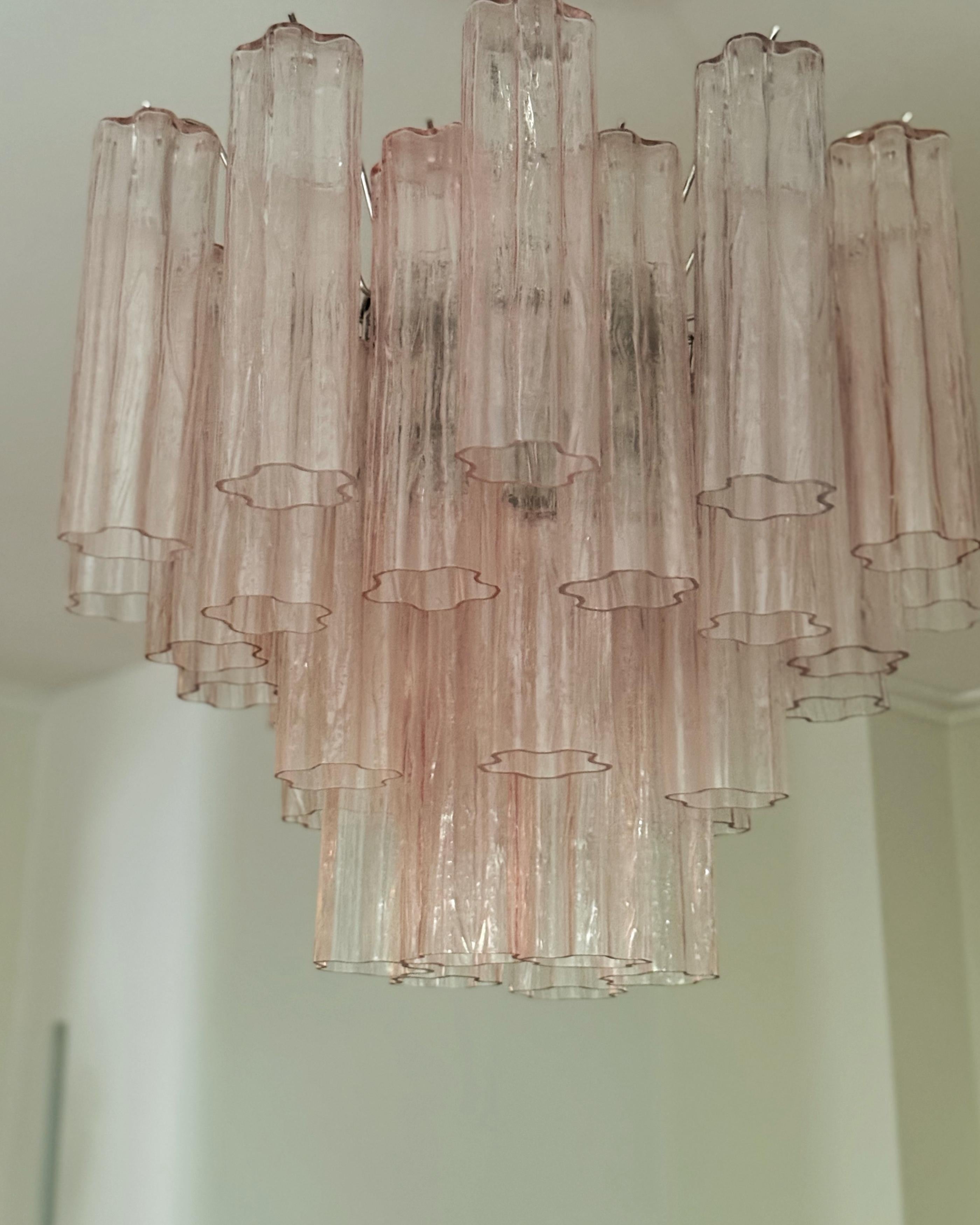 Eclectic Pink Murano Kronleuchter in Flush Mount Design. Röhrenförmige Prismen aus geformtem Glas von Tronchi im traditionellen italienischen Stil der Jahrhundertmitte.
Die Murano Leuchte besteht aus 36 Glaselementen in der Größe von 25 x7 cm (9.9