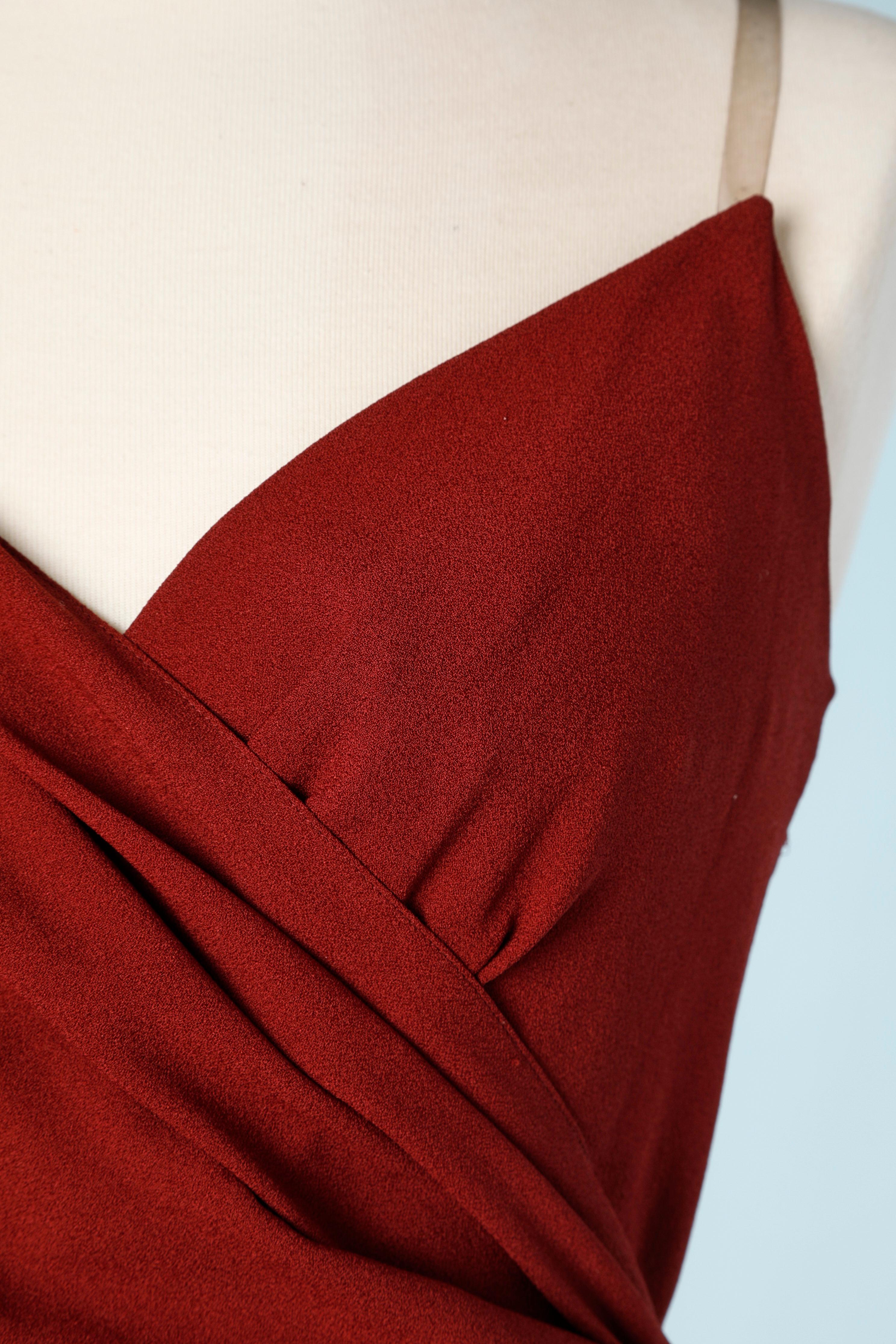 Short burgundy crepe dress with silver metal buckle 