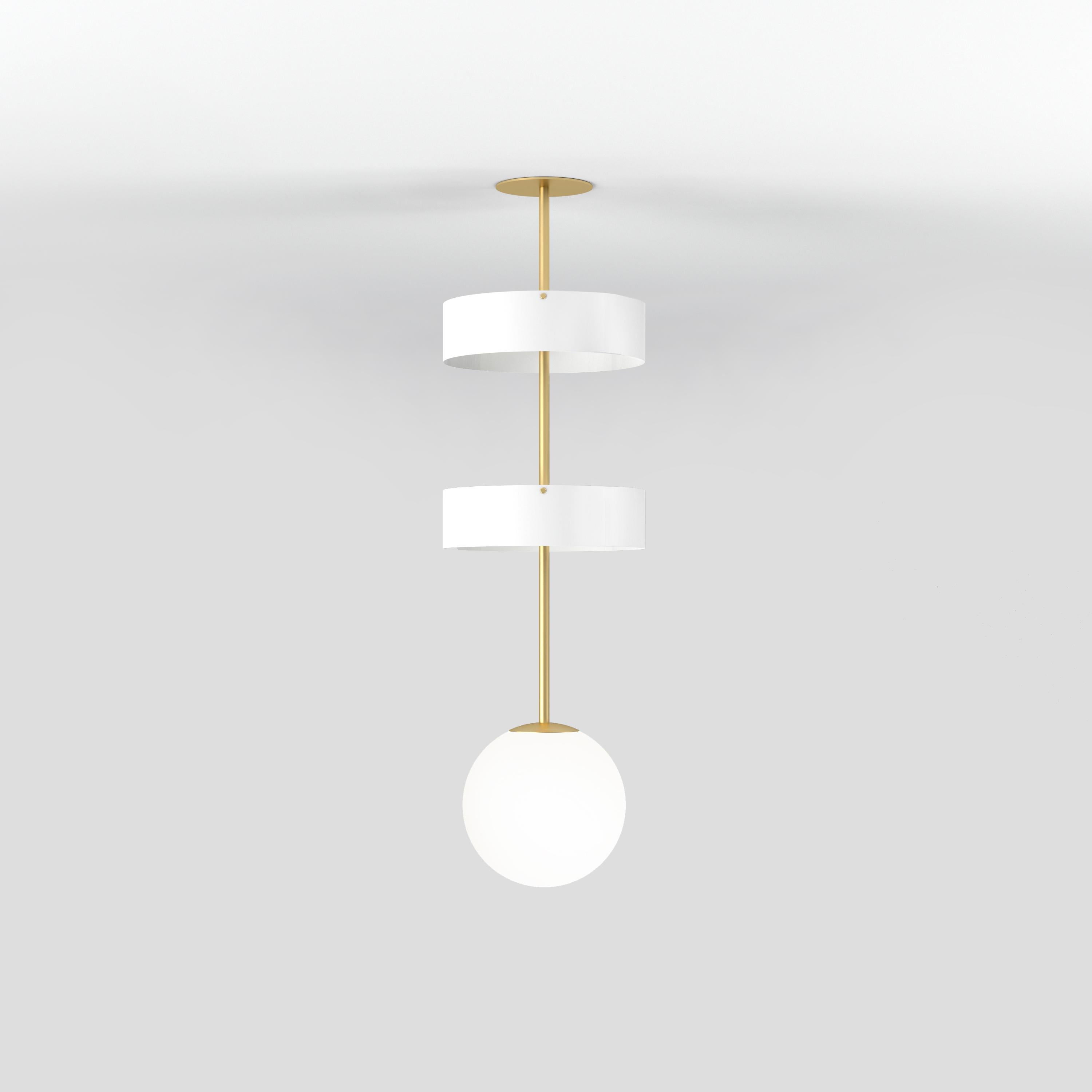 Lampada a sospensione a forma di cerchio corto e globo di Atelier Ati
Dimensioni: D 25 x L 25 x H 86,5 cm.
Materiali: Ottone spazzolato, pannelli in acrilico bianco.

Disponibile in bianco, nero o ottone.
Disponibile in versione lunga o