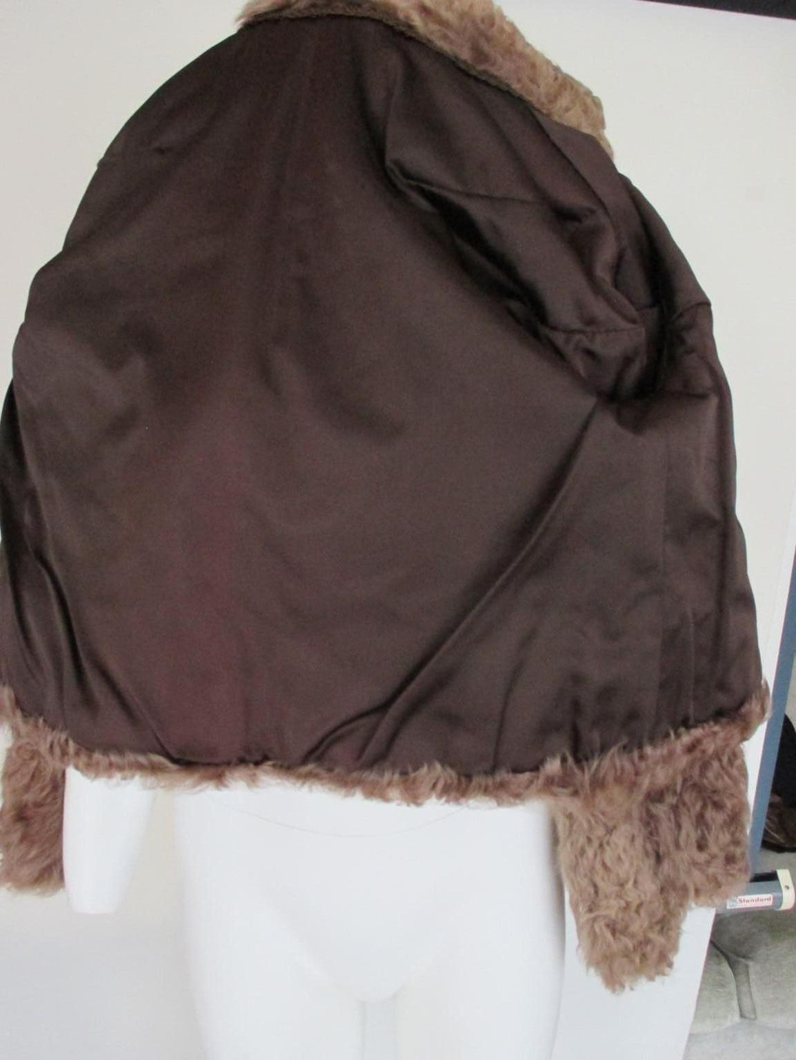 Die Jacke aus Lammfell mit gelocktem Saum  für Damen oder Herren im Angebot