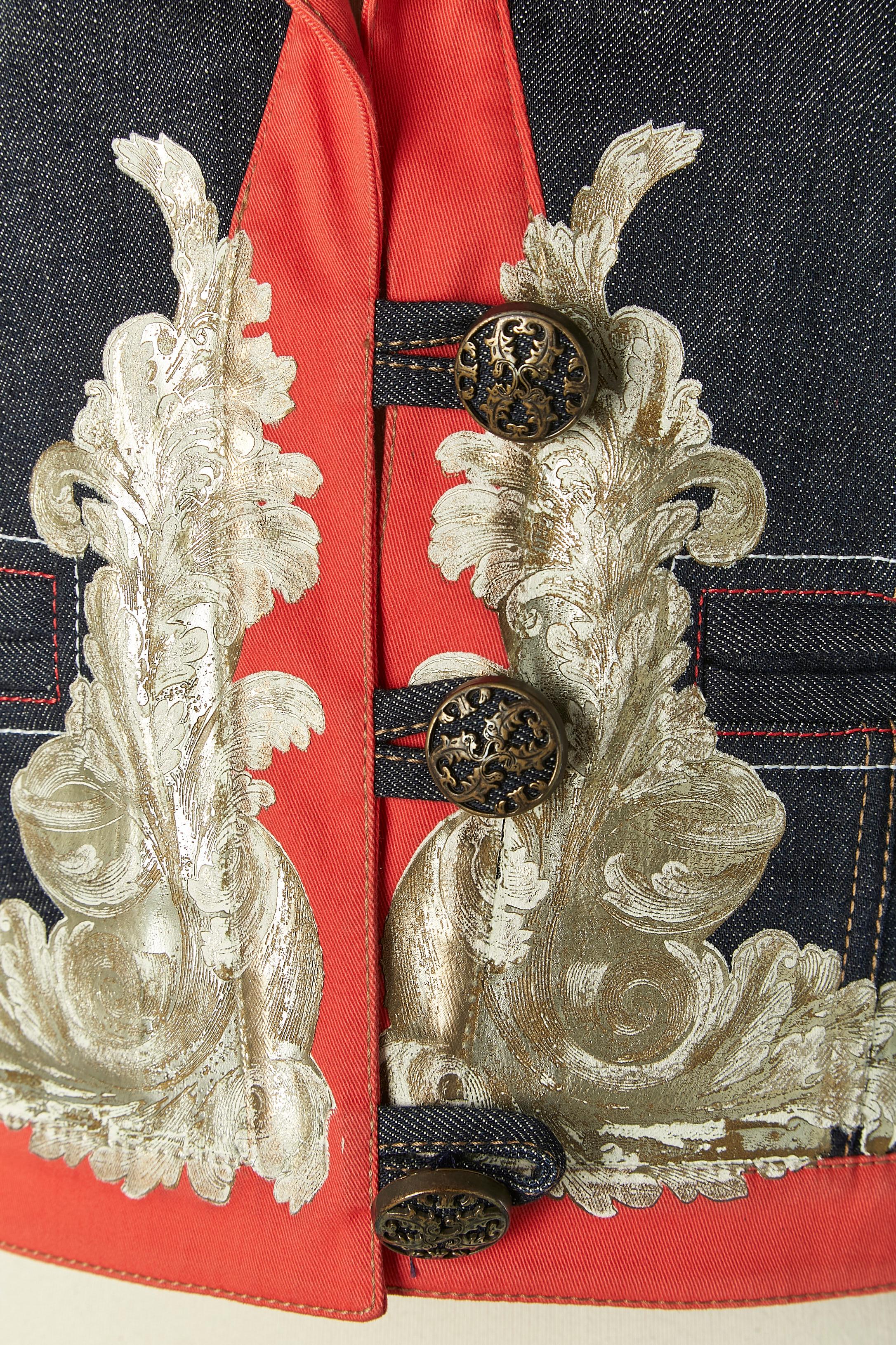 Short denim jacket with red cotton piping and gold appliqué.
Button and buttonhole closure on the middle front + on the pocket and on the collar. Top-stitching 
SIZE 42 (It) 38 (Fr) M 