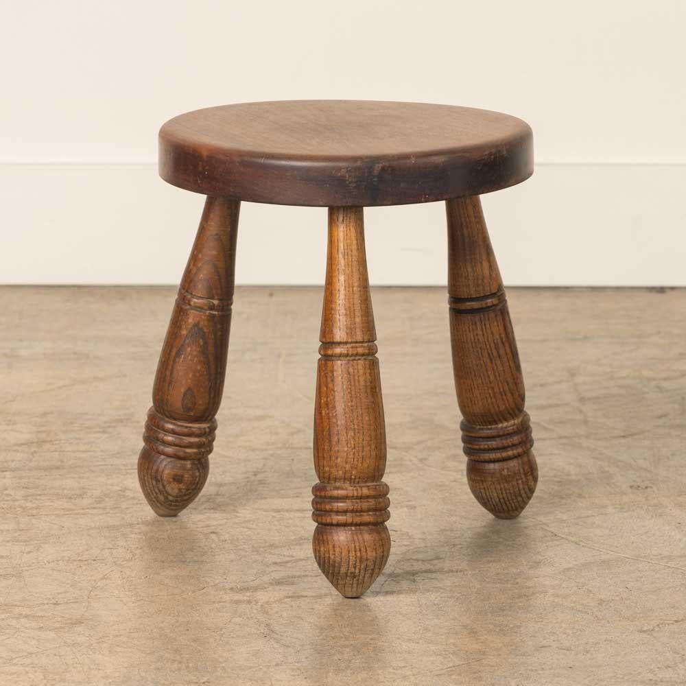 Sgabello corto in legno vintage con bellissime gambe in legno intagliato e seduta circolare, proveniente dalla Francia. Finitura originale in legno con grandi segni dell'età e patina. Può essere utilizzato come sgabello o come tavolino accanto alle