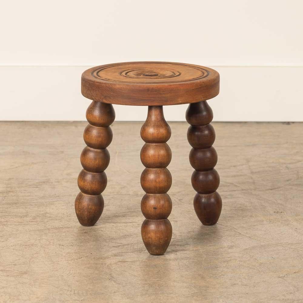 Sgabello corto in legno d'epoca con bellissime gambe in legno di rovere e seduta circolare, proveniente dalla Francia. Finitura originale in legno con grandi segni dell'età e patina. Può essere utilizzato come sgabello o come tavolino accanto alle