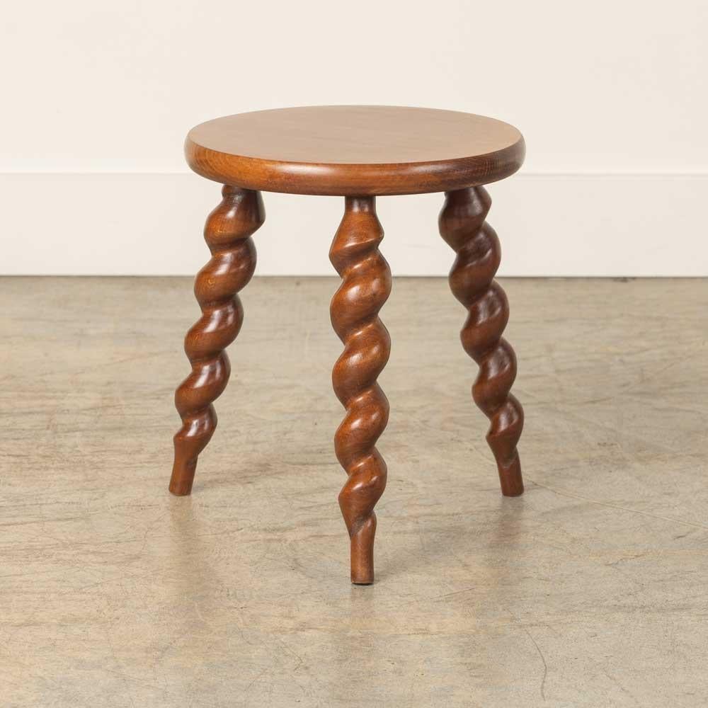 Sgabello corto in legno vintage con bellissime gambe in legno contorto e seduta circolare, proveniente dalla Francia. Finitura originale in legno con grandi segni dell'età e patina. Può essere utilizzato come sgabello o come tavolino accanto alle