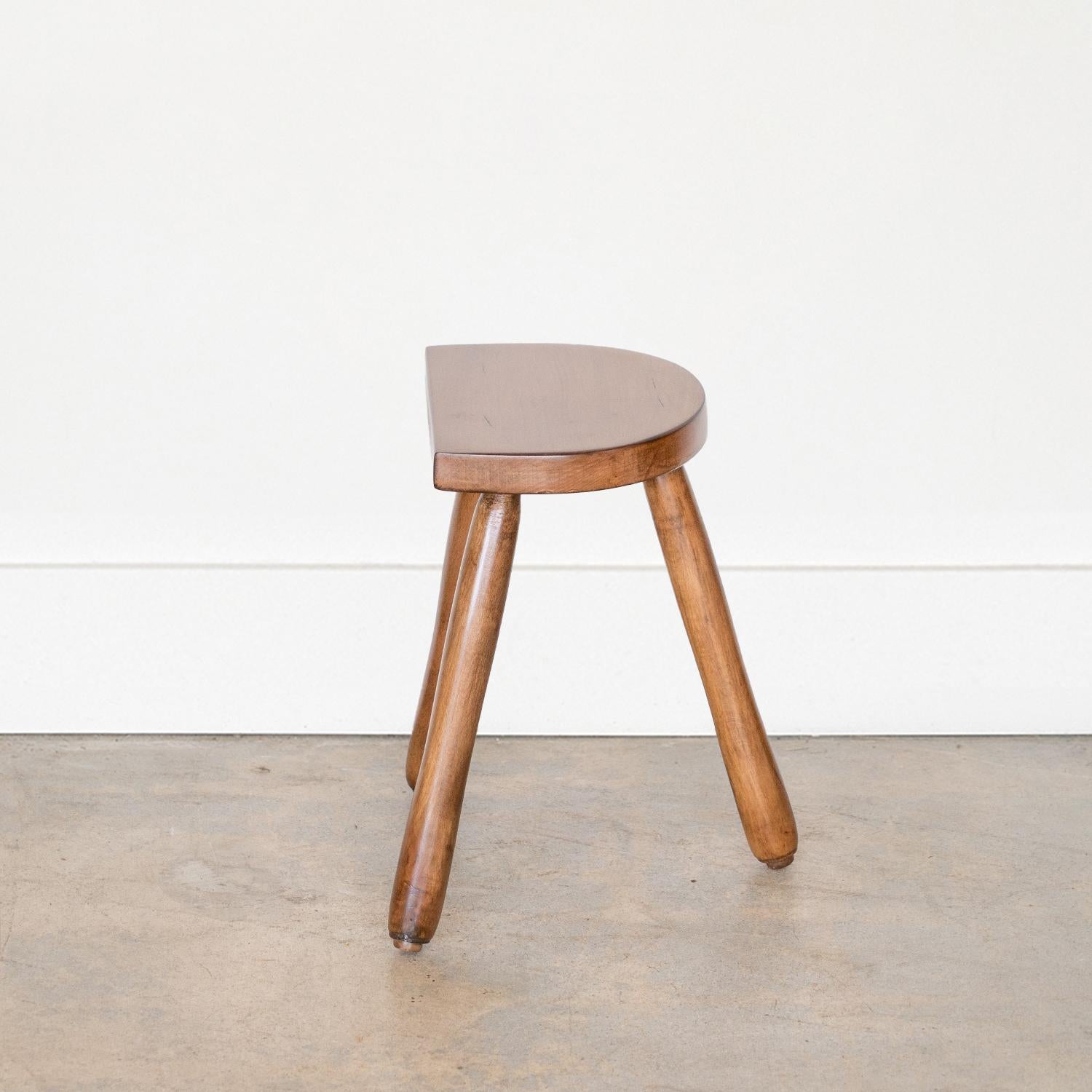 Tabouret tripode en bois français court Bon état - En vente à Los Angeles, CA