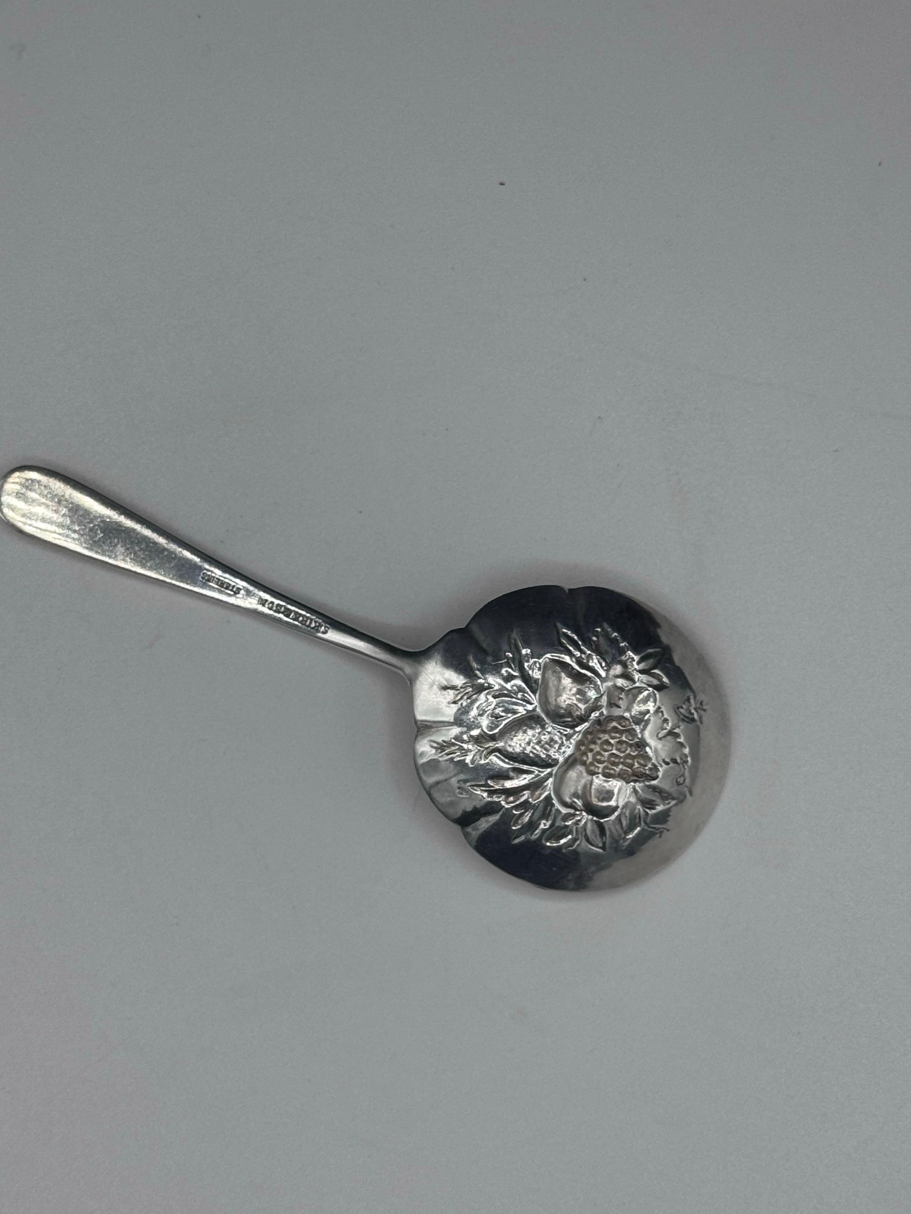 Cuchara de gelatina de plata de ley, S. Kirk & Son 5,25 pulgadas 

 Cuchara de gelatina con mango corto de plata de ley repujada, 1930

