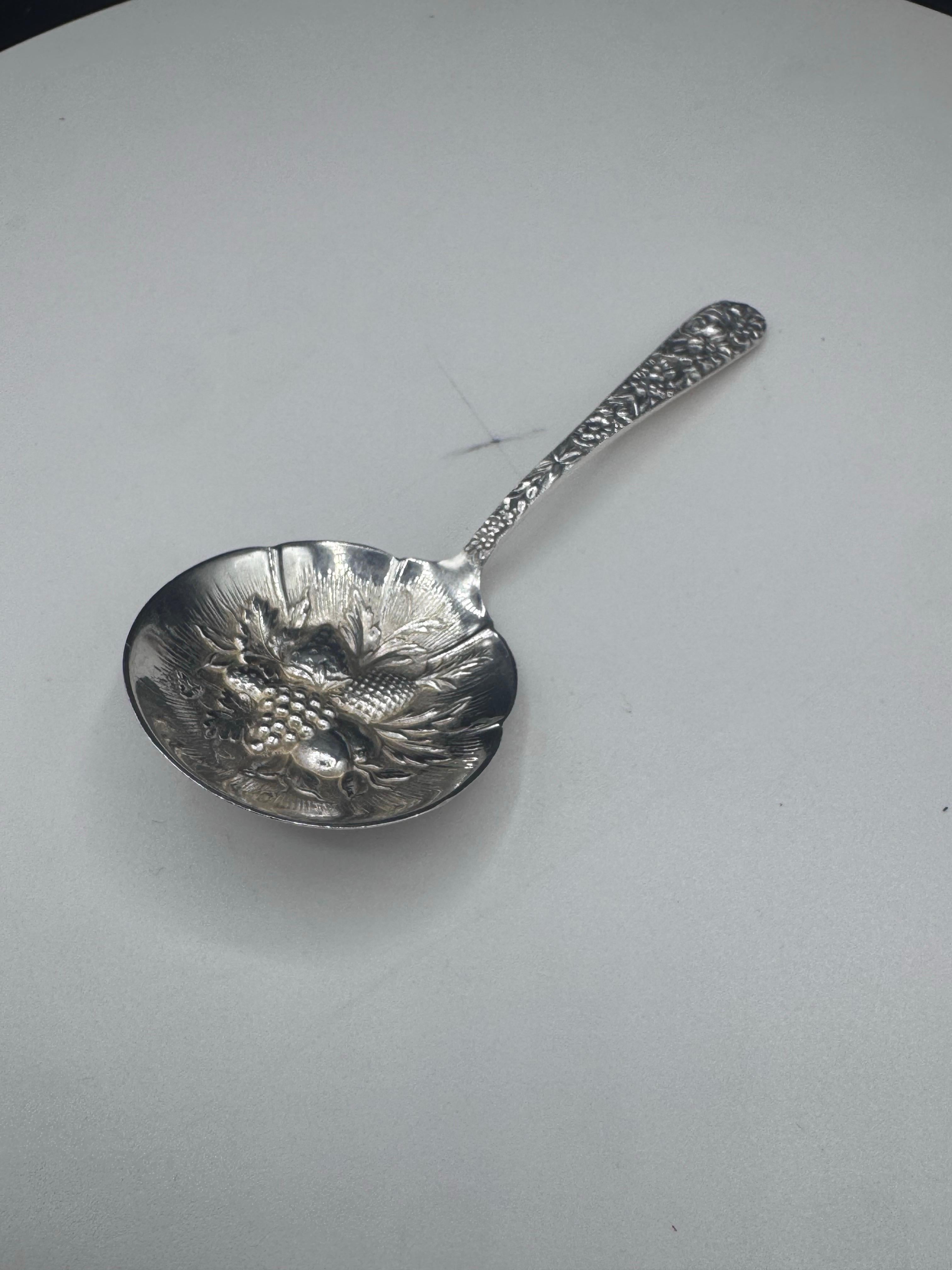Cuchara de gelatina con mango corto de plata de ley repulida, 1930, S. Kirk & Son Repujado en venta