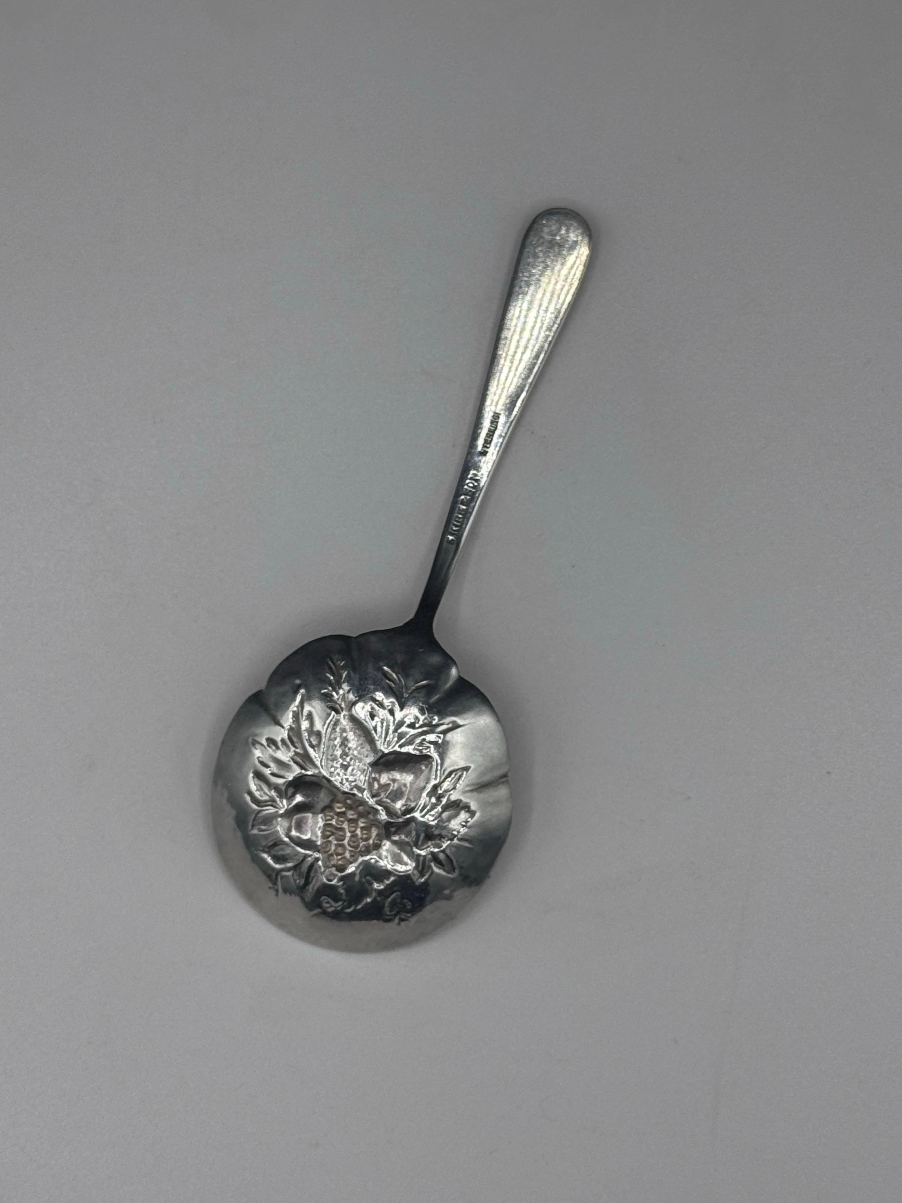 Cuchara de gelatina con mango corto de plata de ley repulida, 1930, S. Kirk & Son en Bueno estado para la venta en Huntington, NY