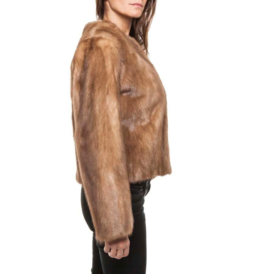 Short jacket in tawny mink choker, without mark, lined with a satin gold, corresponds to the size 40/42 (absence of label of size and material).
In very good condition.
Dimensions: Shoulder width 45 cm, underarm width 60 cm, sleeve length 60 cm,