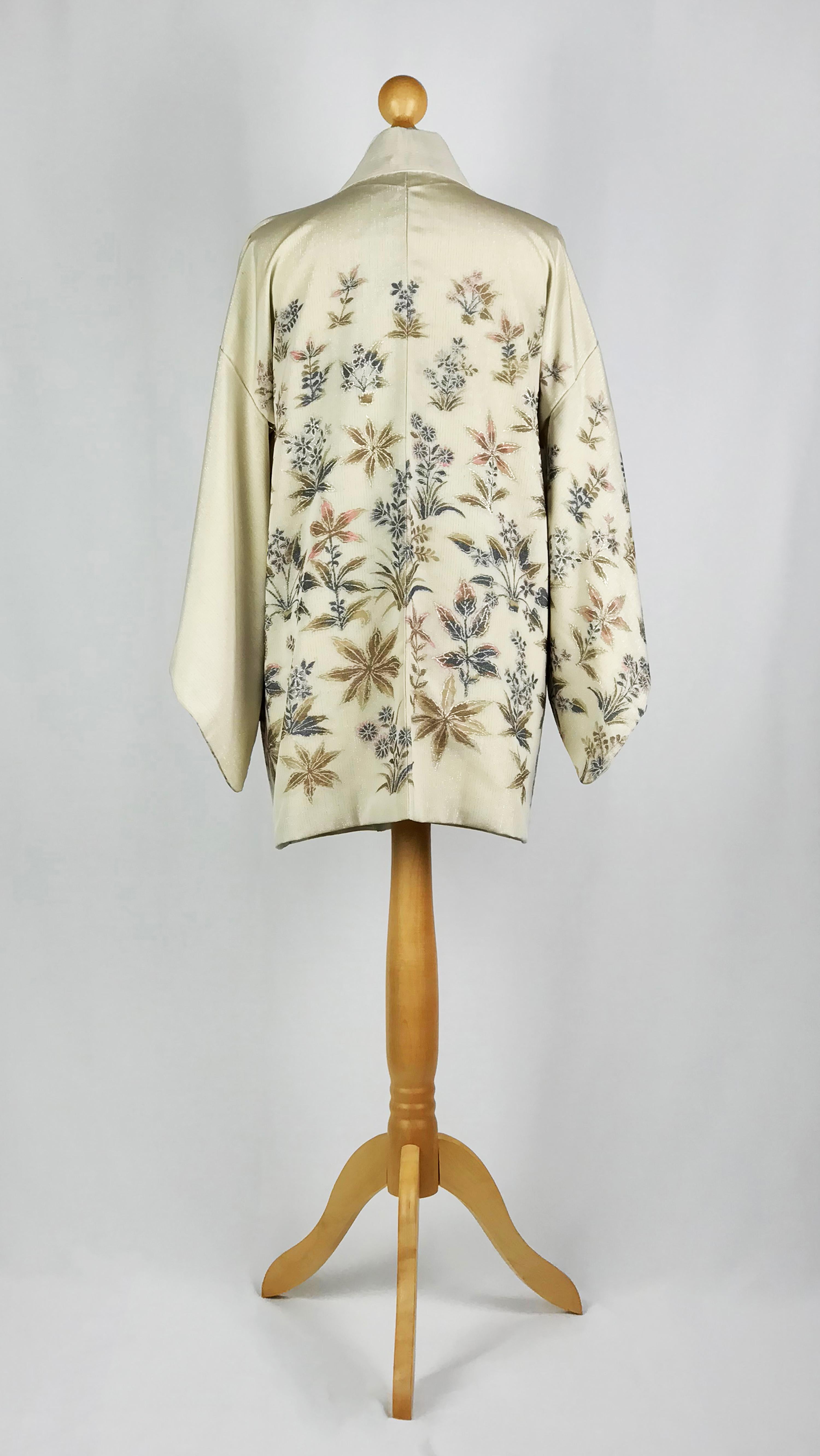 Beige Short kimono woven with beautiful silver and gold threads exploding fireworks