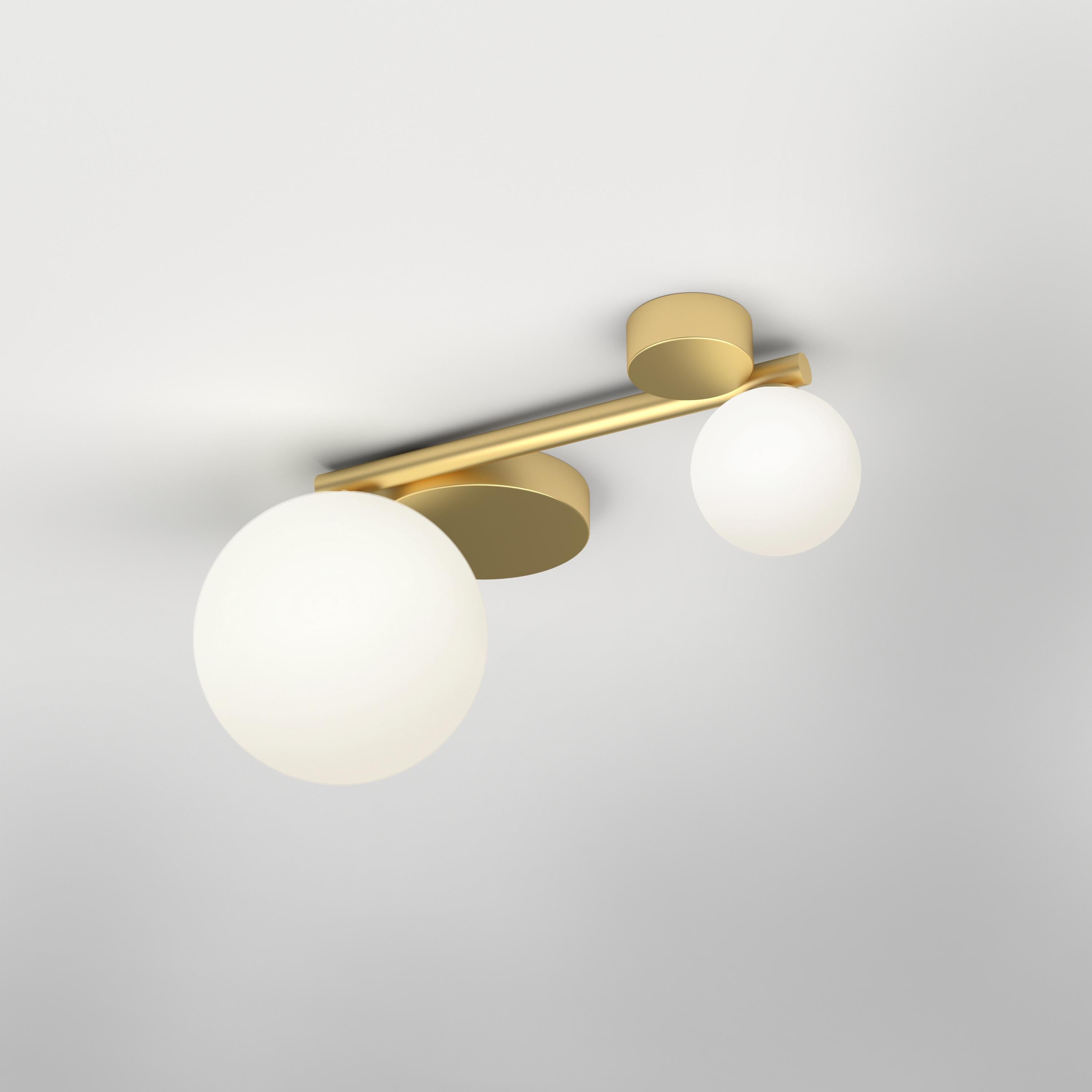 Short Line, 2 globi, plafoniera di Atelier Ati
Dimensioni: D 20 x L 38 x H 18,8 cm.
Materiali: Ottone spazzolato, vetro bianco.

Tutte le nostre lampade possono essere cablate a seconda del Paese. Se viene venduto negli Stati Uniti, sarà cablato per