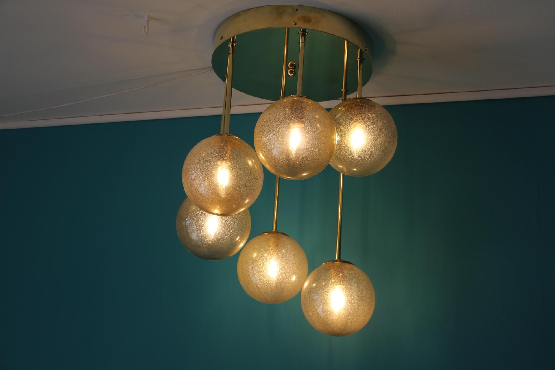 Short Midcentury Chandelier in Brass and Golden Murano Glass Globes, 6-Light For Sale 4