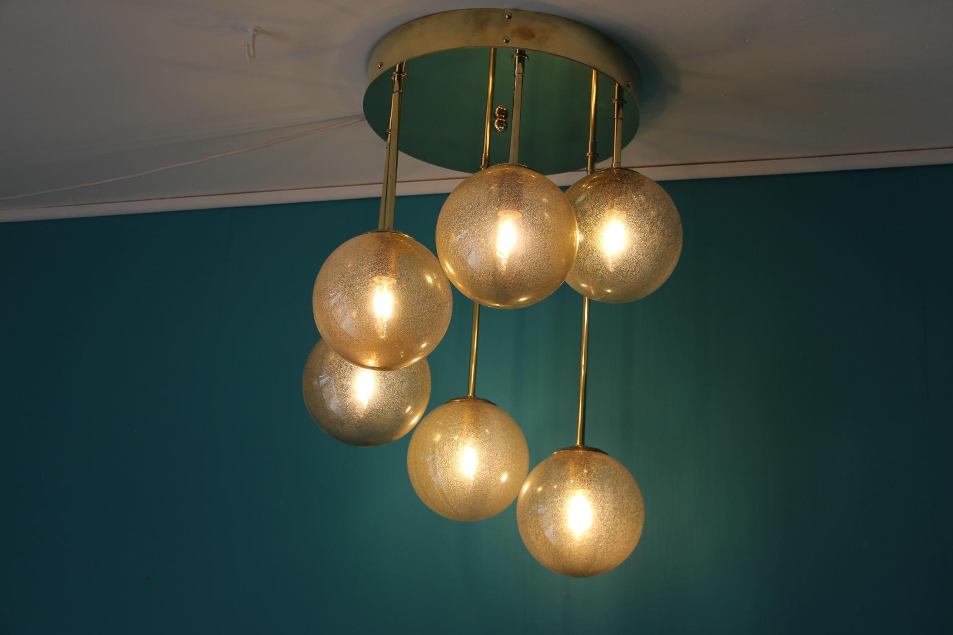 Short Midcentury Chandelier in Brass and Golden Murano Glass Globes, 6-Light For Sale 5