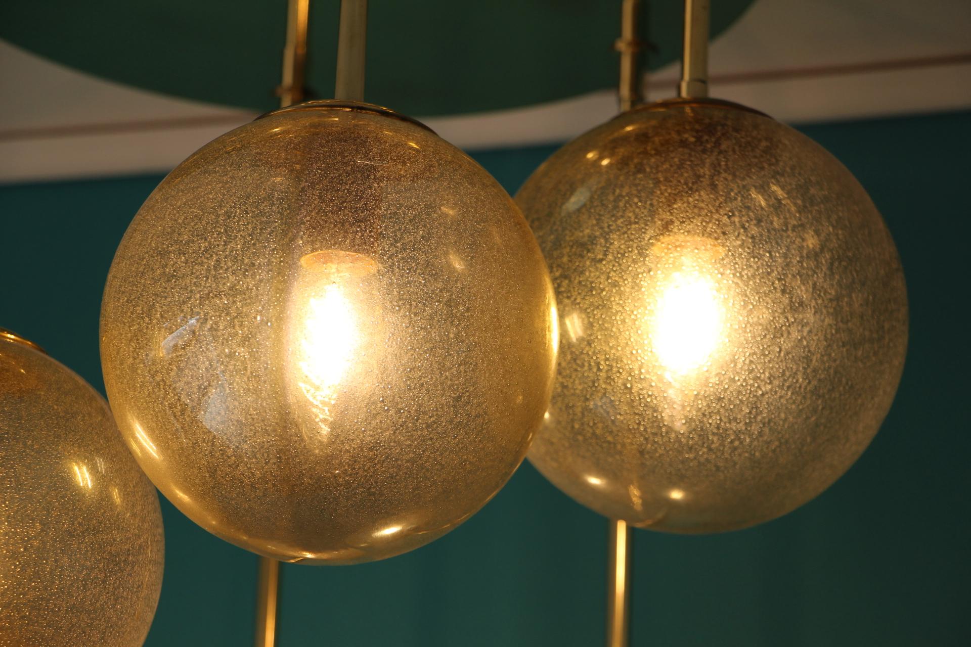 Short Midcentury Chandelier in Brass and Golden Murano Glass Globes, 6-Light For Sale 6