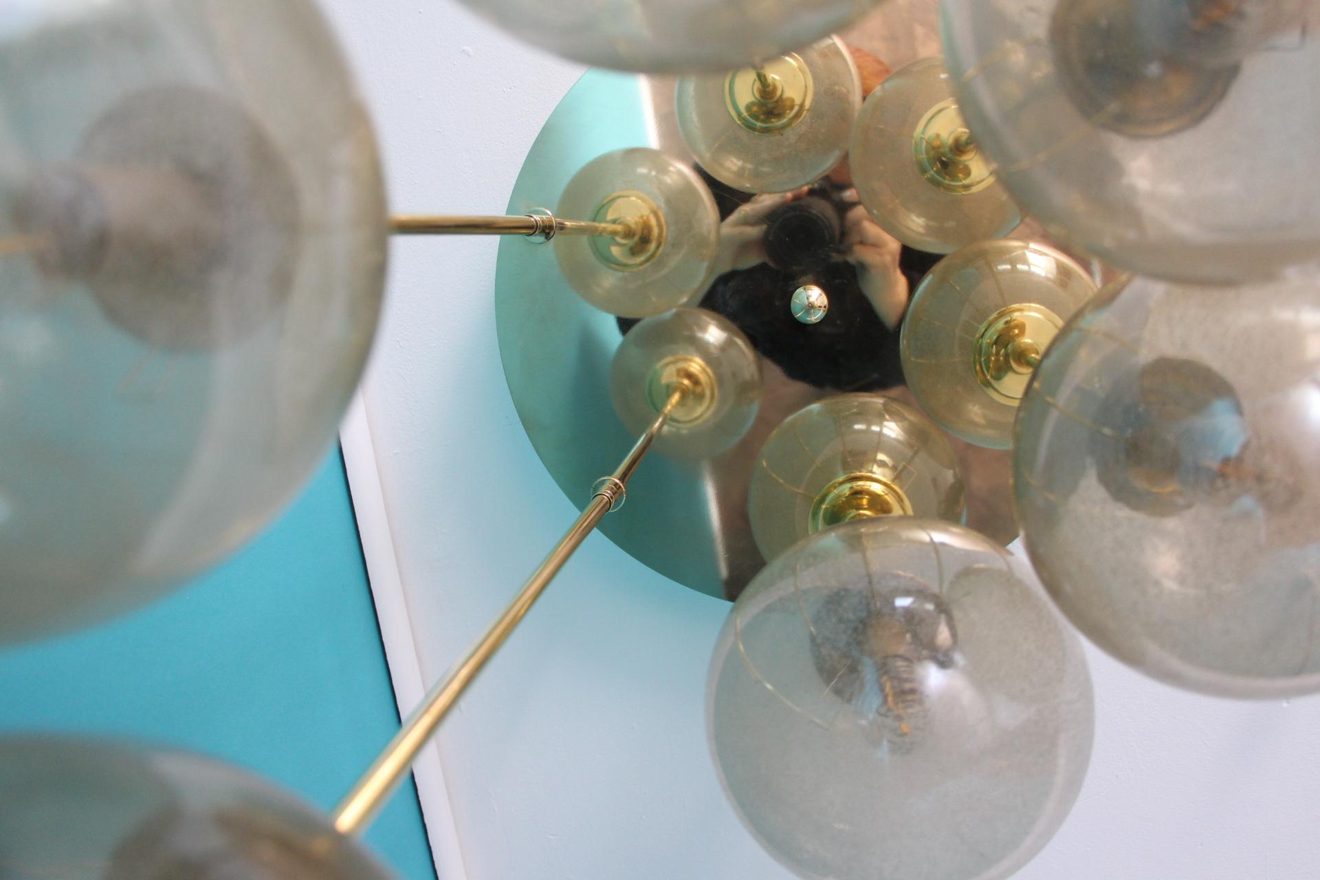 Italian Short Midcentury Chandelier in Brass and Golden Murano Glass Globes, 6-Light For Sale