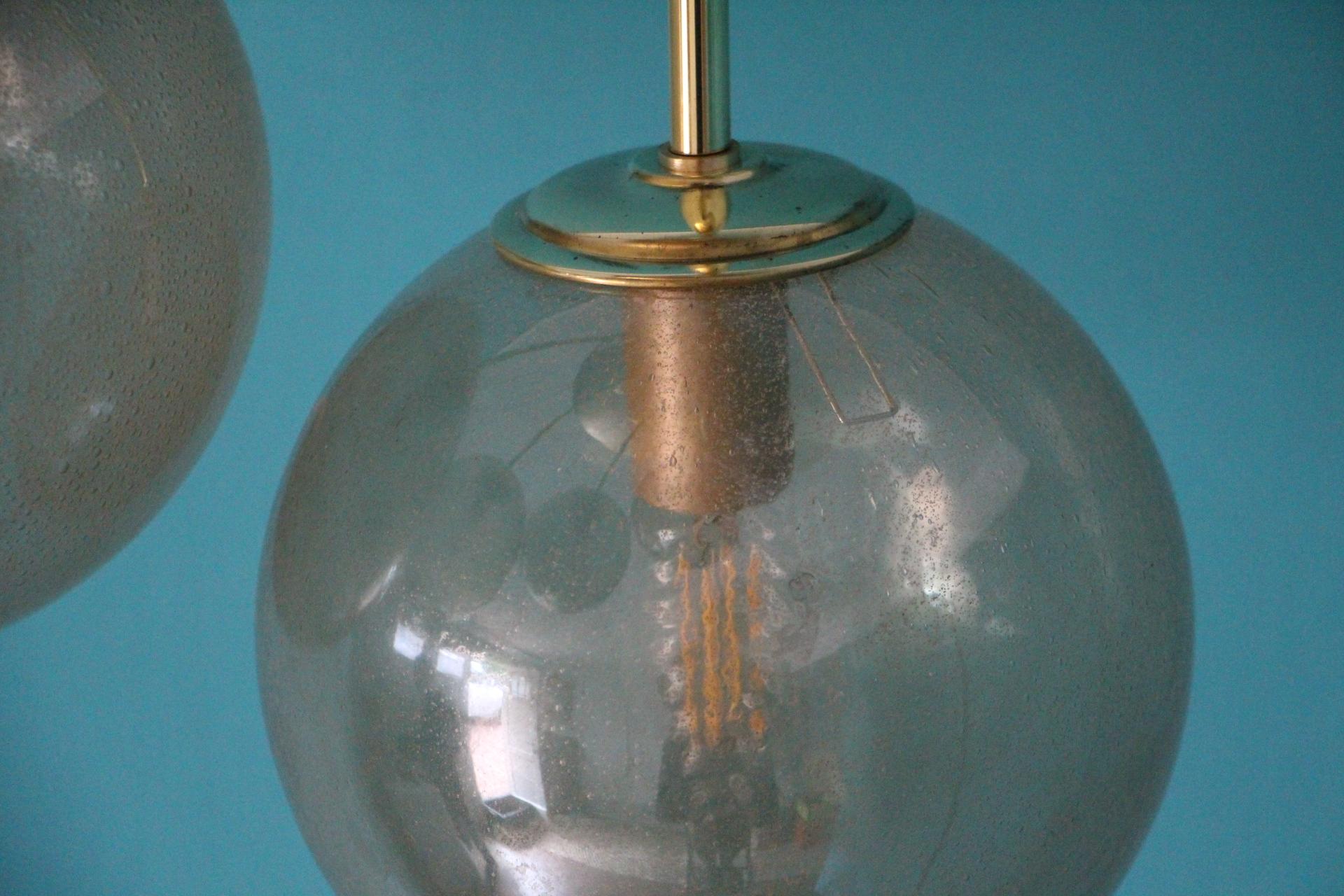 Short Midcentury Chandelier in Brass and Golden Murano Glass Globes, 6-Light For Sale 1