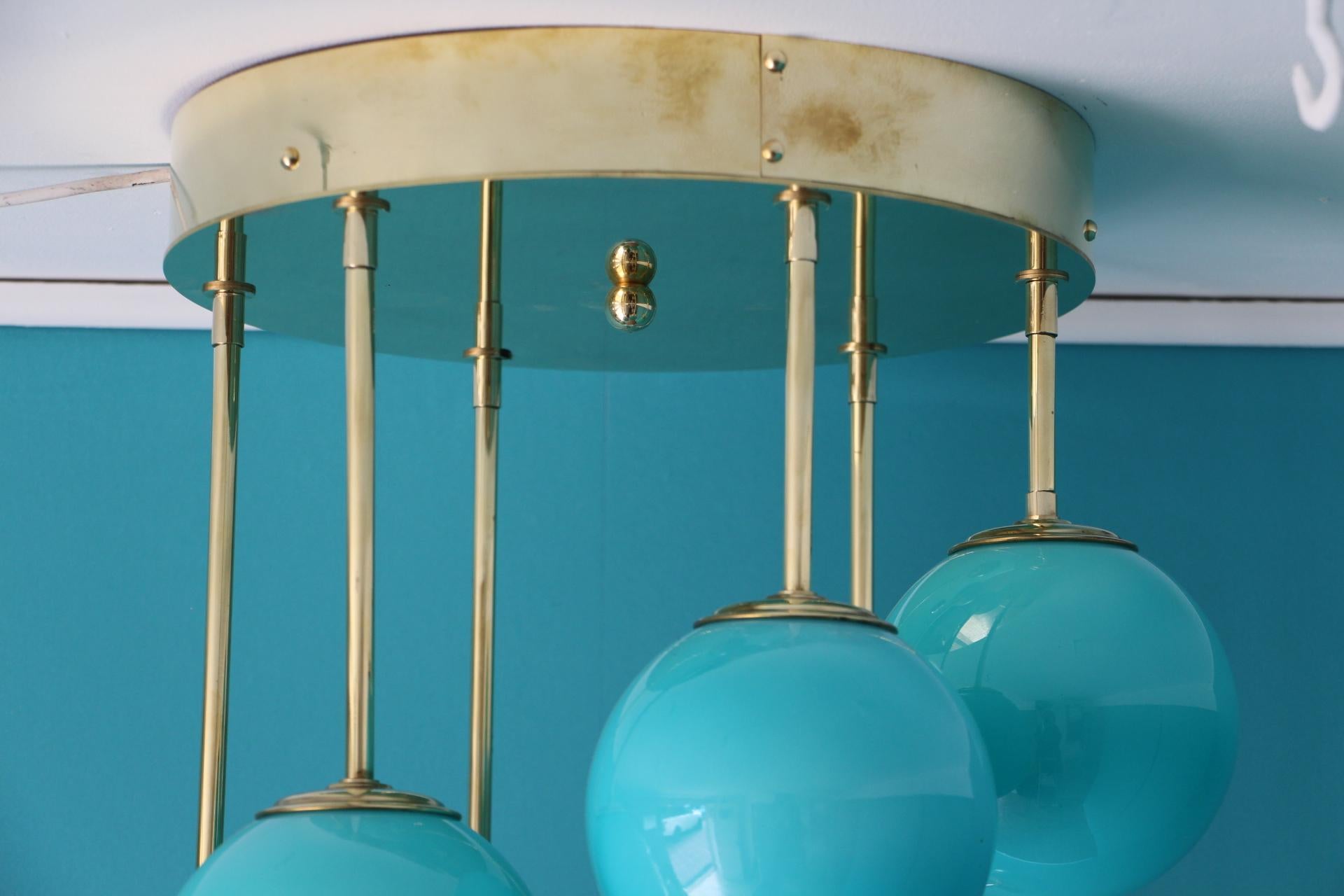 Short Midcentury Chandelier in Brass and Turquoise Blue 6 Murano Glass Globes  In New Condition For Sale In Saint-Ouen, FR