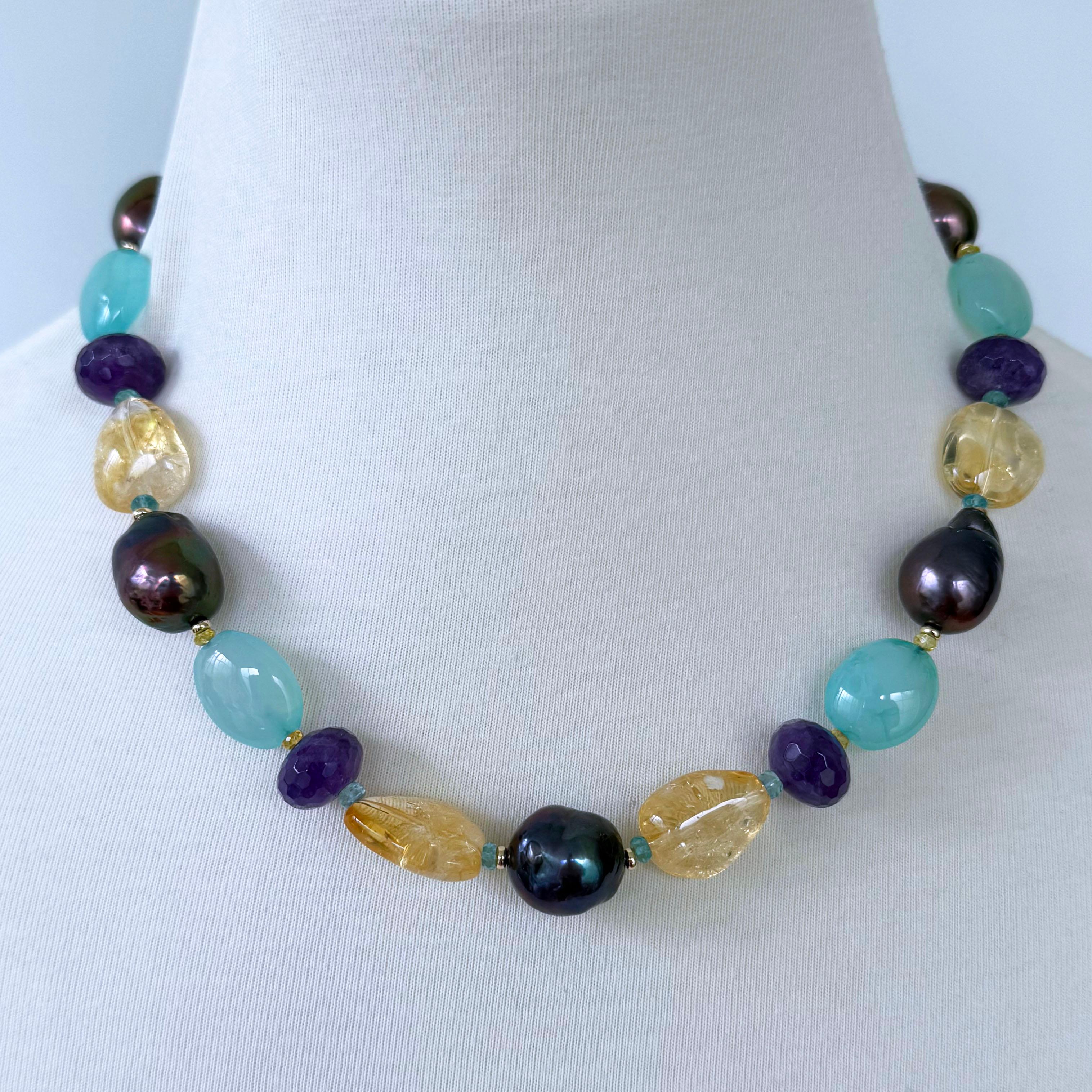 Divertente, colorata ed elegante la collana di Marina J.
Questo gioiello è realizzato con acquamarina, calcedonio blu, citrino, ametista e perle nere barocche, il tutto ornato da solidi componenti in oro giallo 14k.
La lucentezza iridescente delle