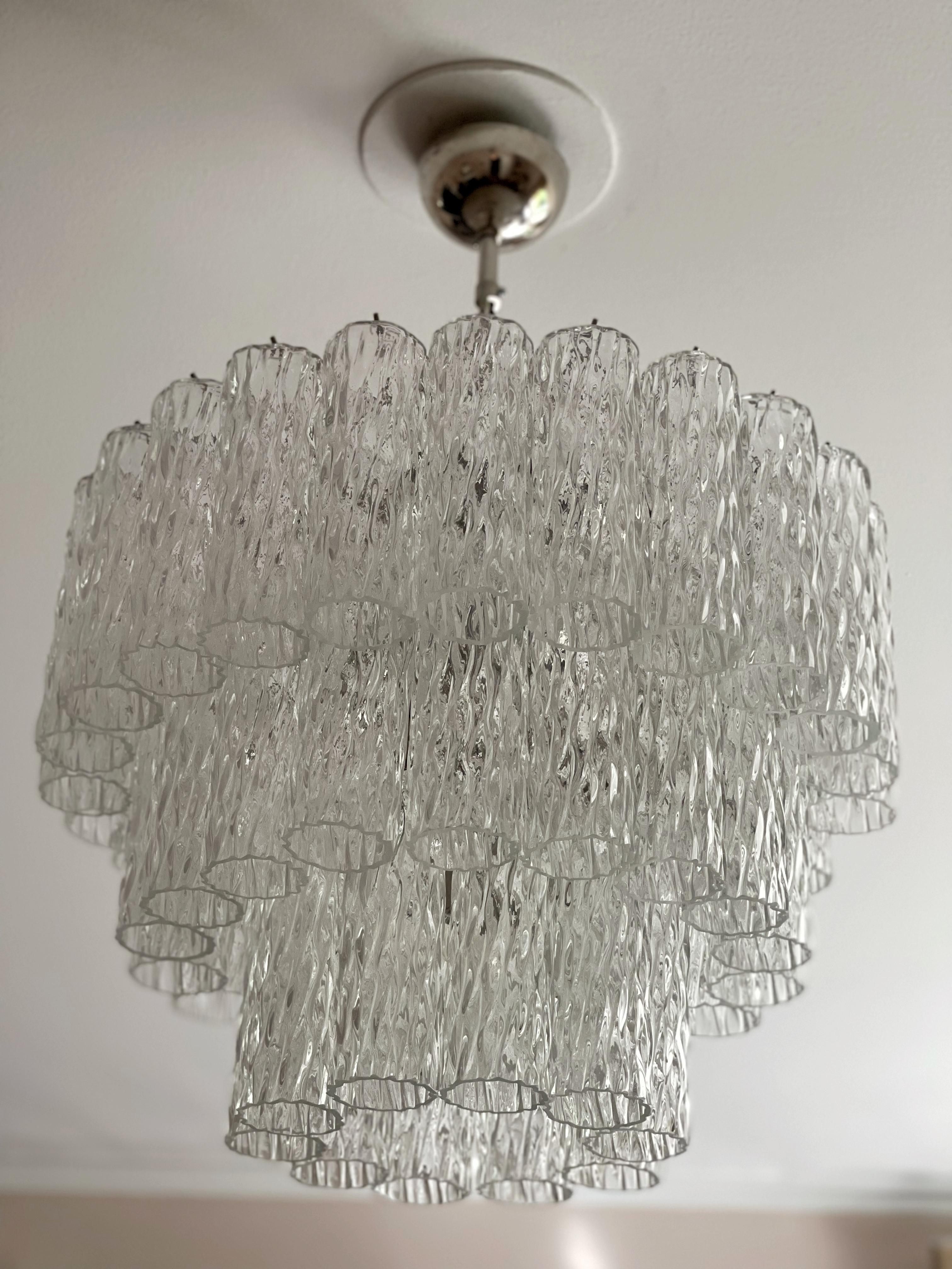 Lampadario contemporaneo in cristallo di Murano nello stile tradizionale italiano di metà secolo. Il lampadario è composto da 52 Prismi di vetro trasparente a forma di cilindro di dimensioni pari a 30 x 6,5 cm.
Nuovo cablaggio. Cablaggio gratuito