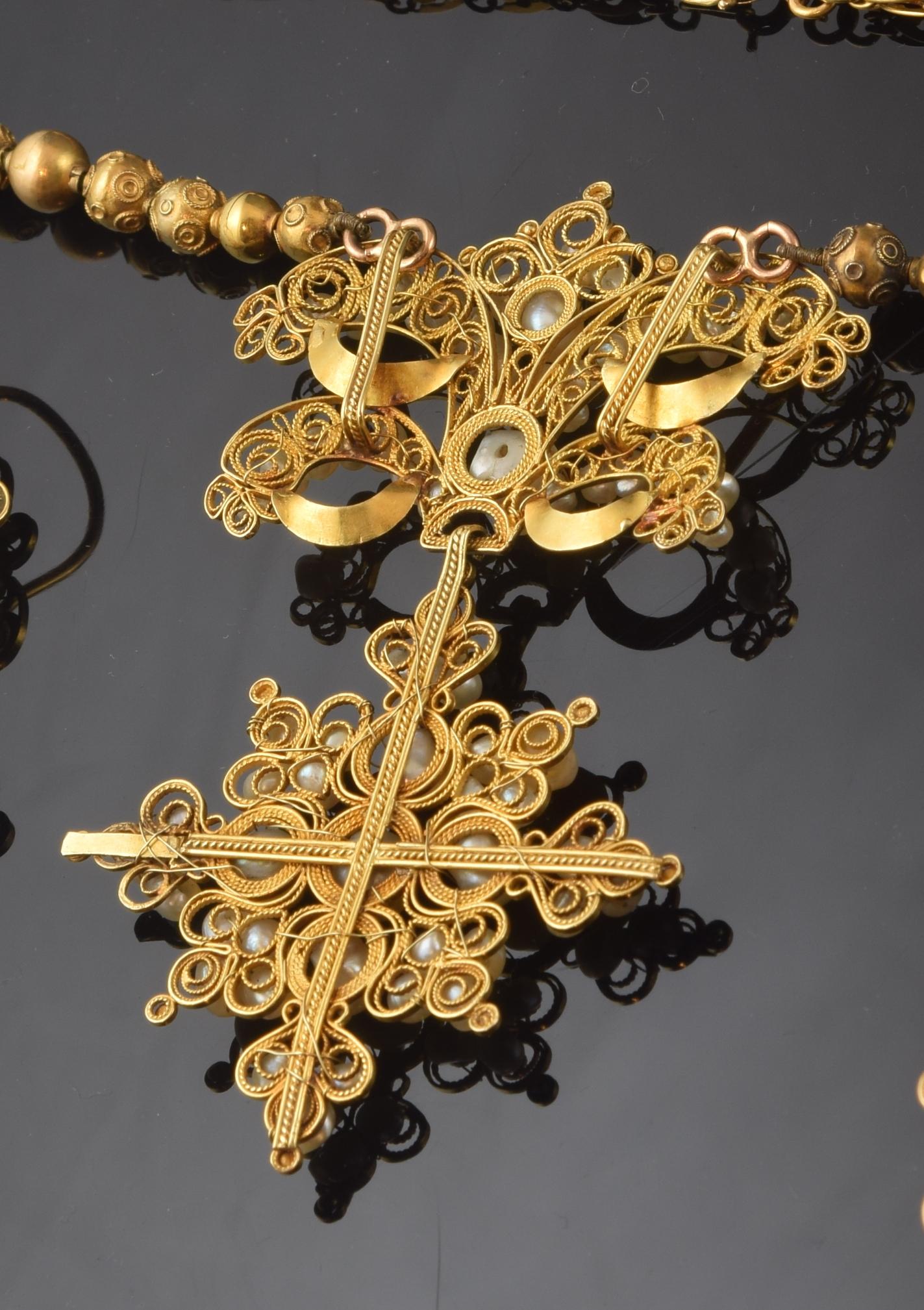 European Short Necklace 'choker', Gold, Pearls, circa Late 19th Century