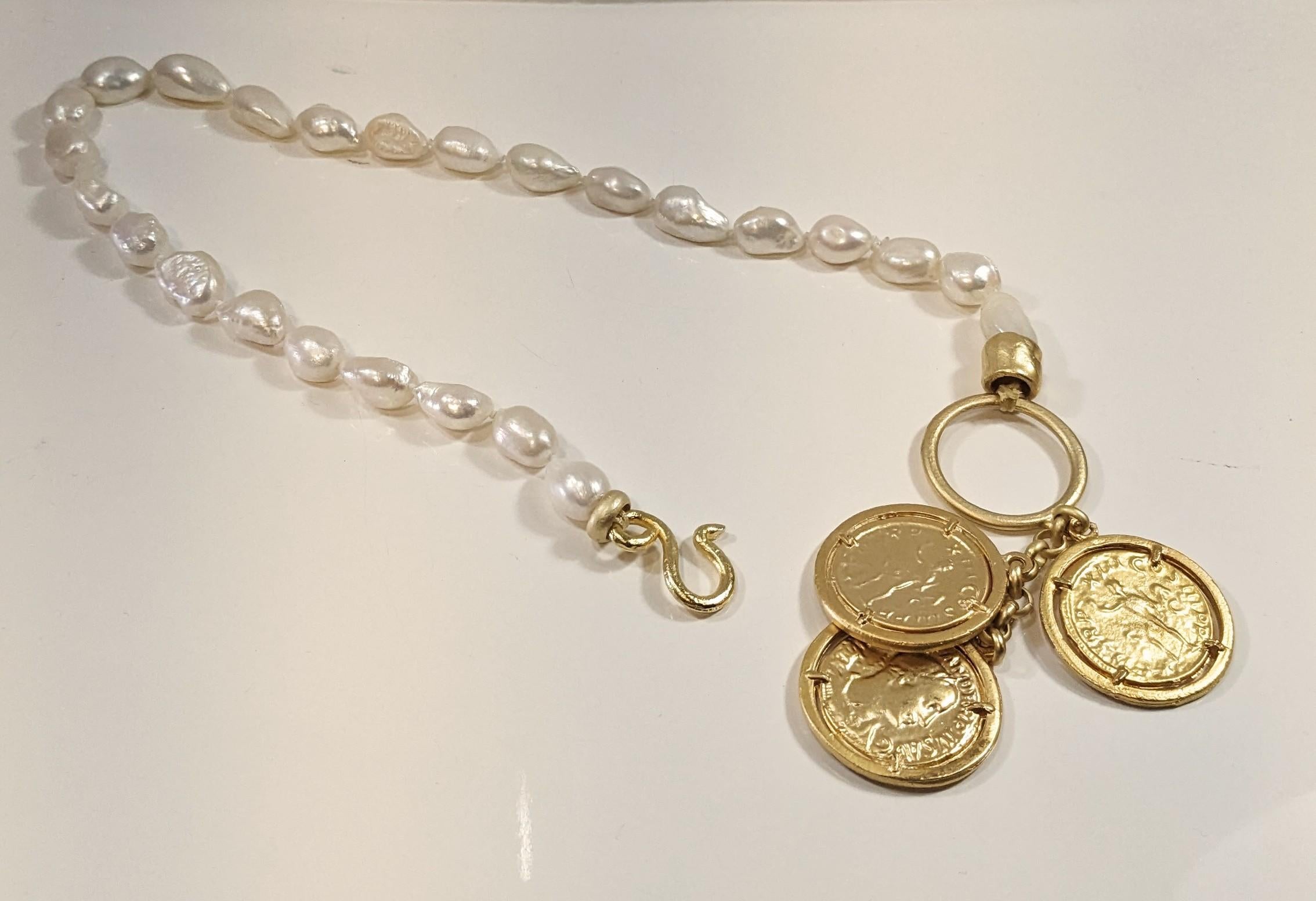  Short Necklace of White River Pearls with Central Hoop and Trio of Coins In New Condition For Sale In  Bilbao, ES