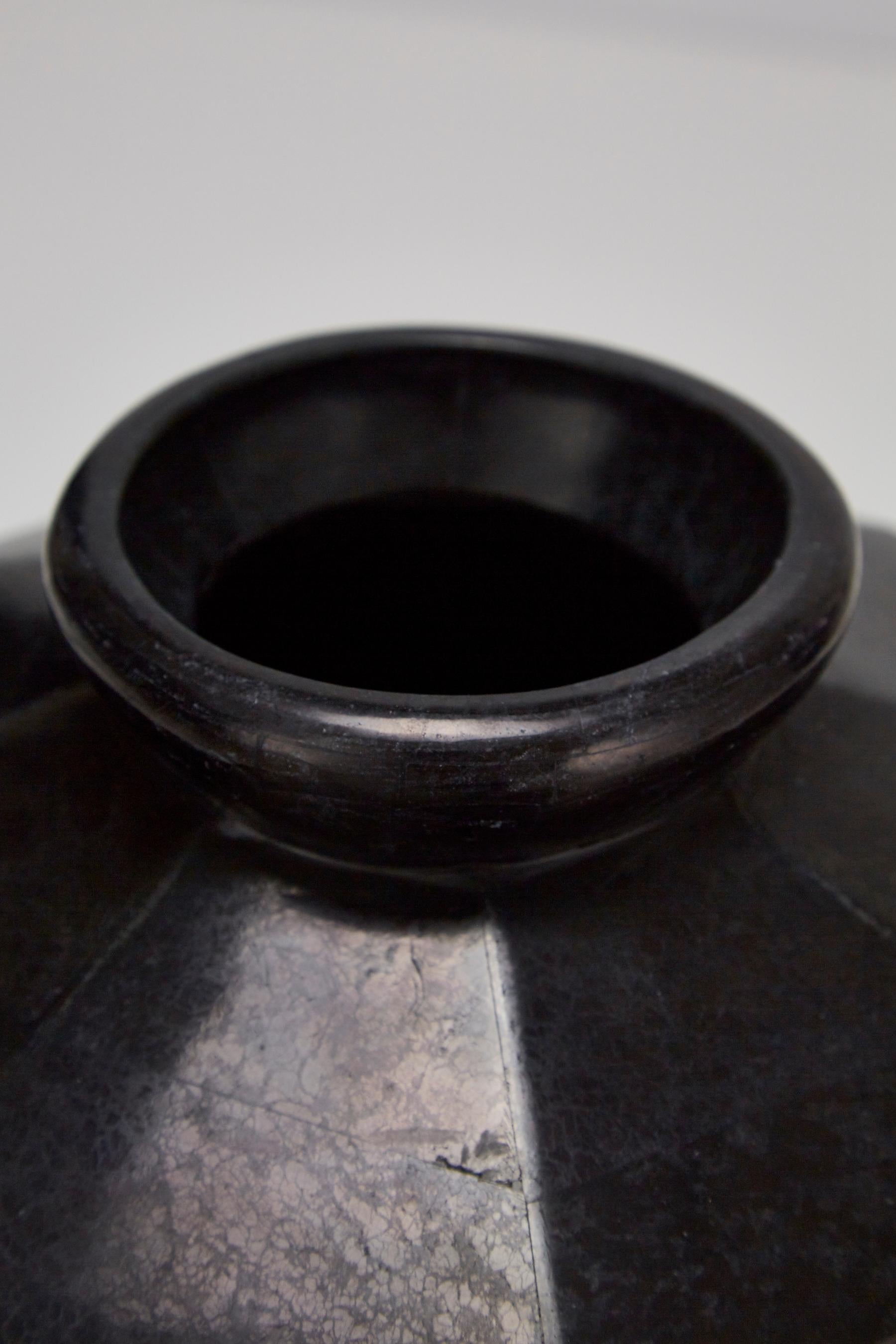 Short Octagonal Vase in Tessellated Black Stone, 1990s For Sale 4