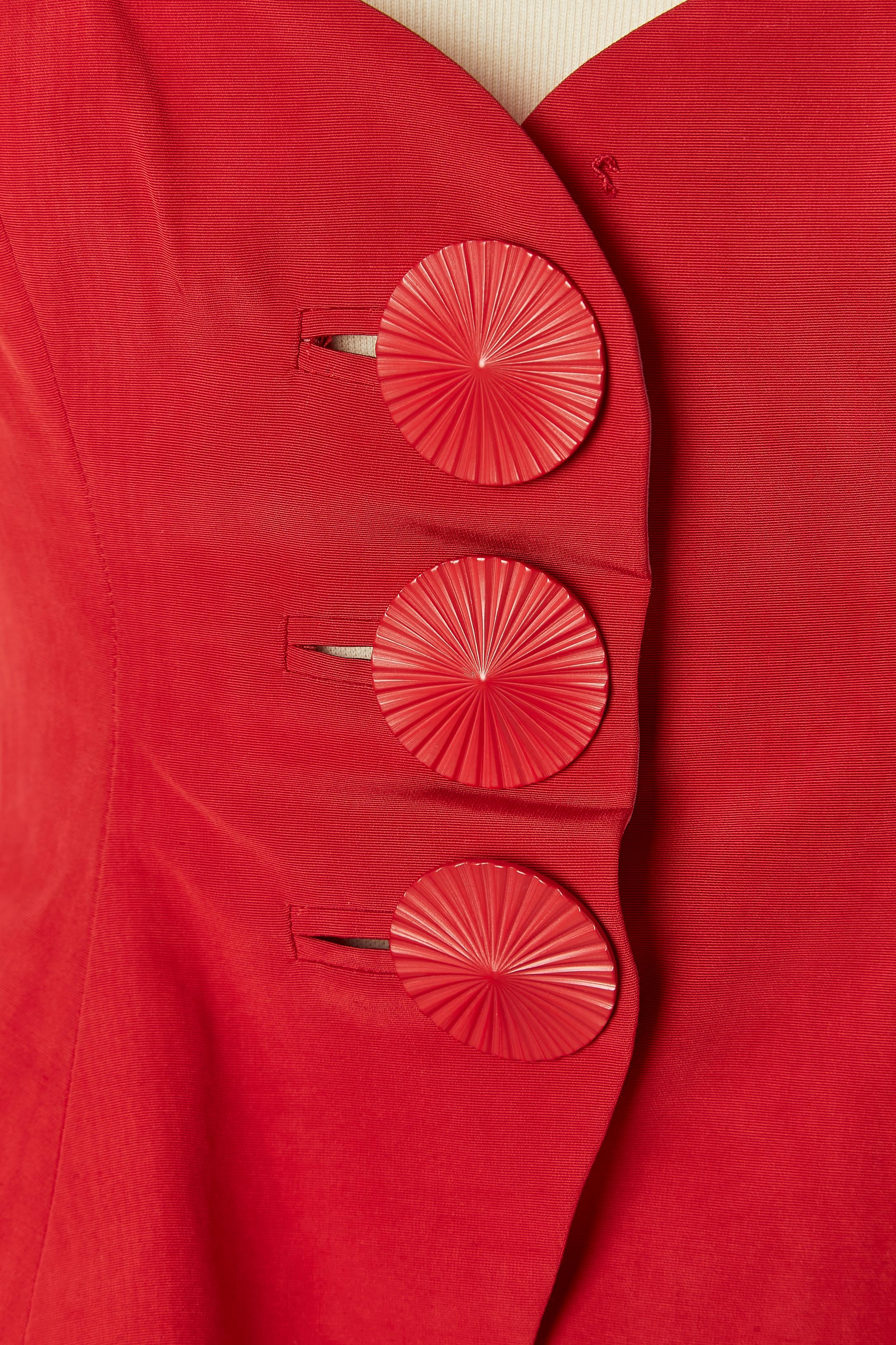 Veste à simple boutonnage en moire rouge avec le même tissu en rose comme doublure. Bouton en plastique rouge et fermeture à la boutonnière sur le milieu du devant. Pad d'épaule. 
TAILLE 38 (Fr) M 