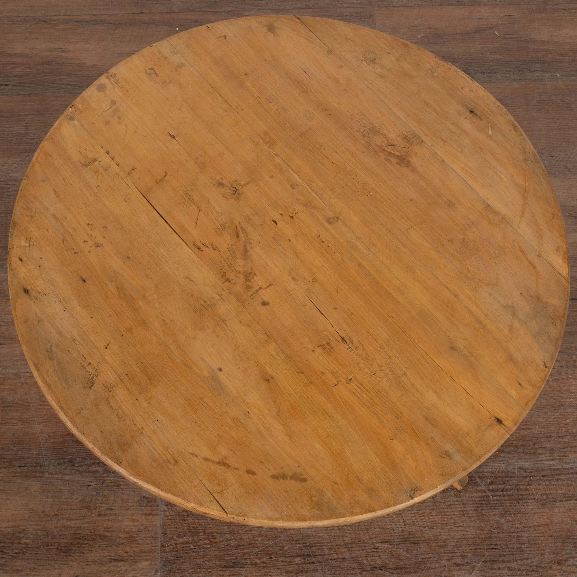 Kurzer runder Tisch, erhöhtes Charcuterie-Brett, Ungarn um 1900 im Zustand „Gut“ im Angebot in Round Top, TX