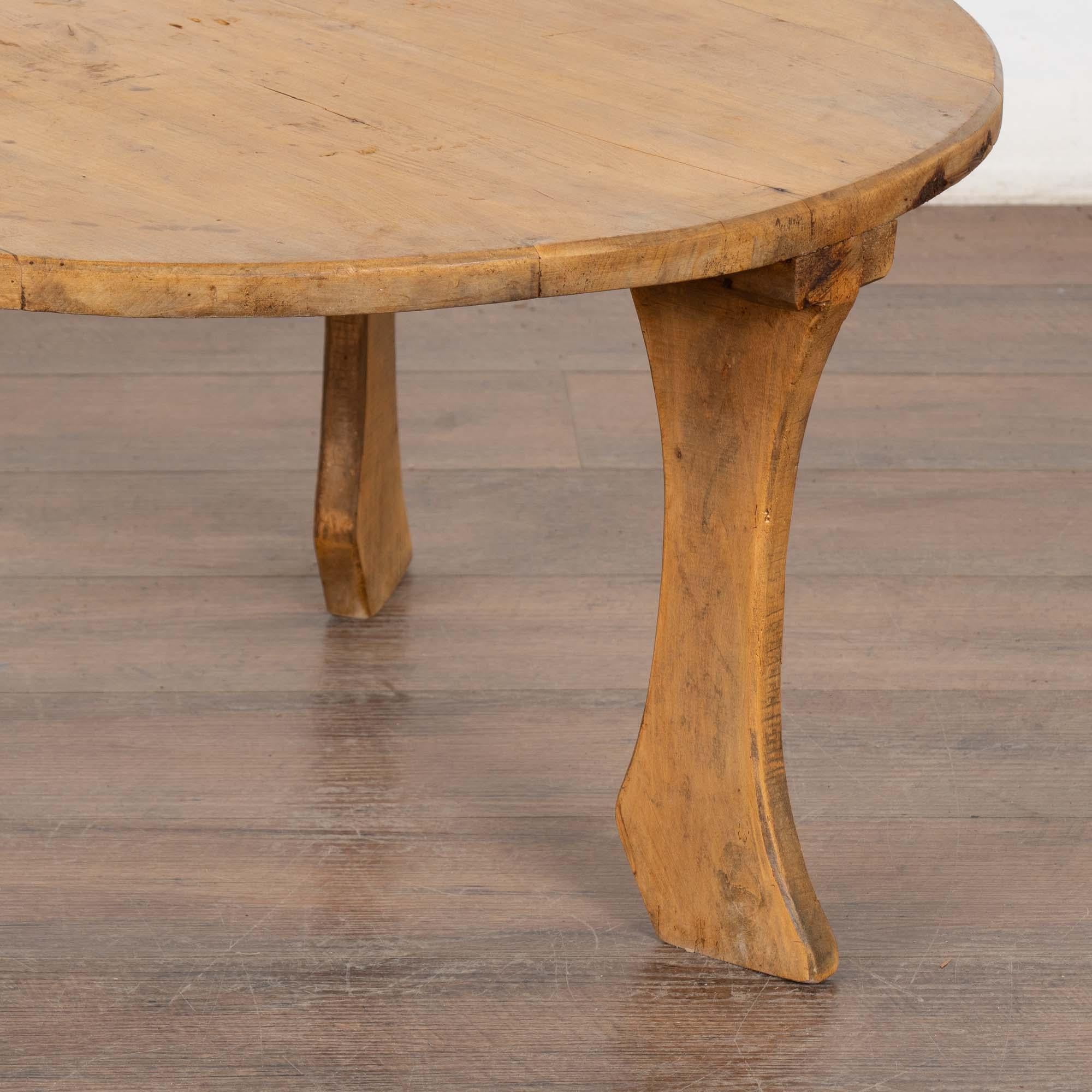 Kurzer runder Tisch, erhöhtes Charcuterie-Brett, Ungarn um 1900 (Holz) im Angebot