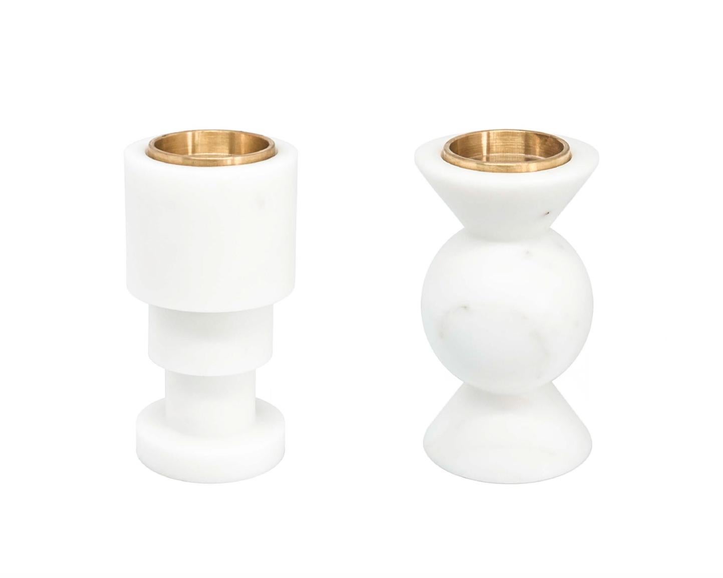 Handgefertigter, kurzer, runder, einfarbiger Kerzenhalter aus weißem Carrara-Marmor und Messing (Italienisch) im Angebot