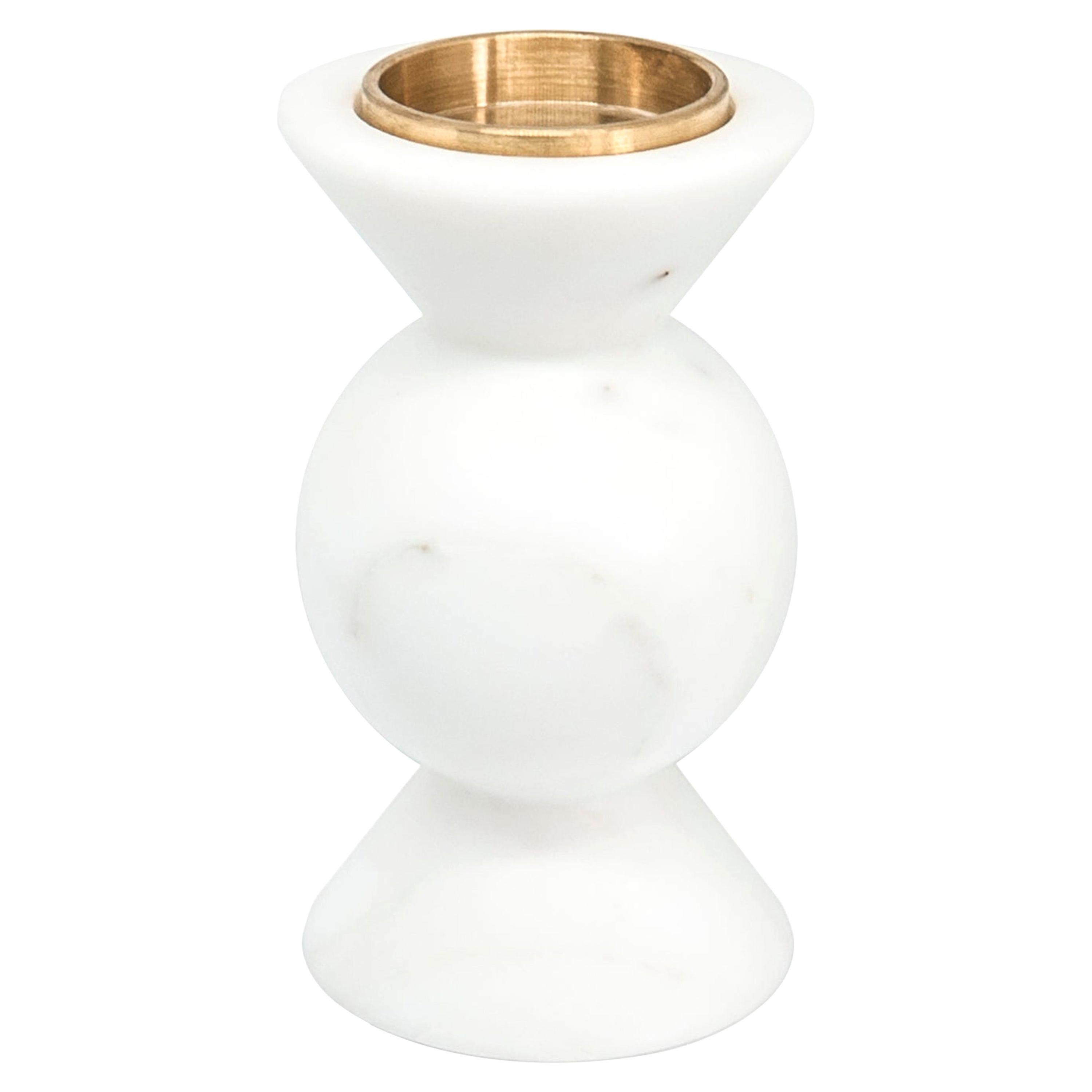 Handgefertigter, kurzer, runder, einfarbiger Kerzenhalter aus weißem Carrara-Marmor und Messing im Angebot
