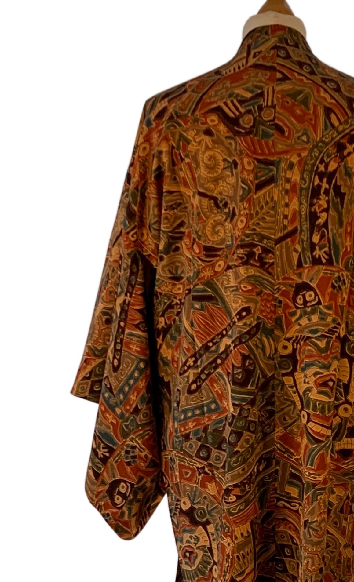 Short  silk  kimono with a square neck and press studs fastening, 1980s. In Good Condition For Sale In London, GB