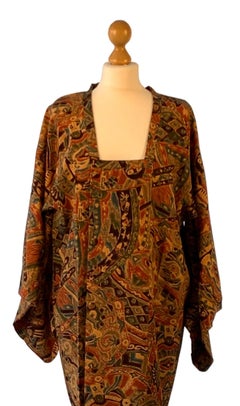 Short  silk  kimono with a square neck and press studs fastening, 1980s.