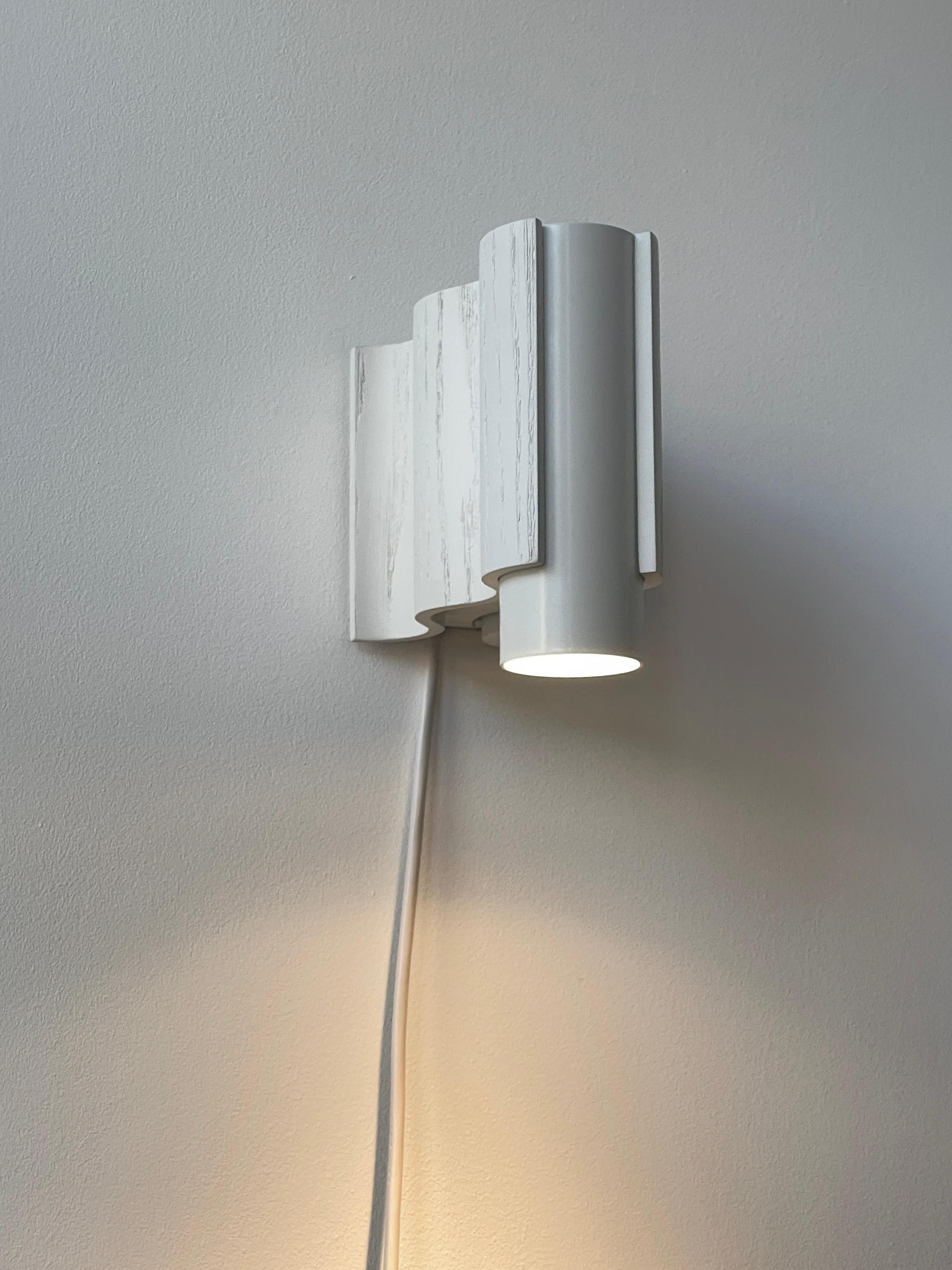 Aplique individual corto de madera contrachapada de fresno pintada de blanco grisáceo y tubo de aluminio pintado de blanco grisáceo.
Este descuento es sólo para esta combinación de material / color y está conectada a 220 - 240 V. Hay dos piezas