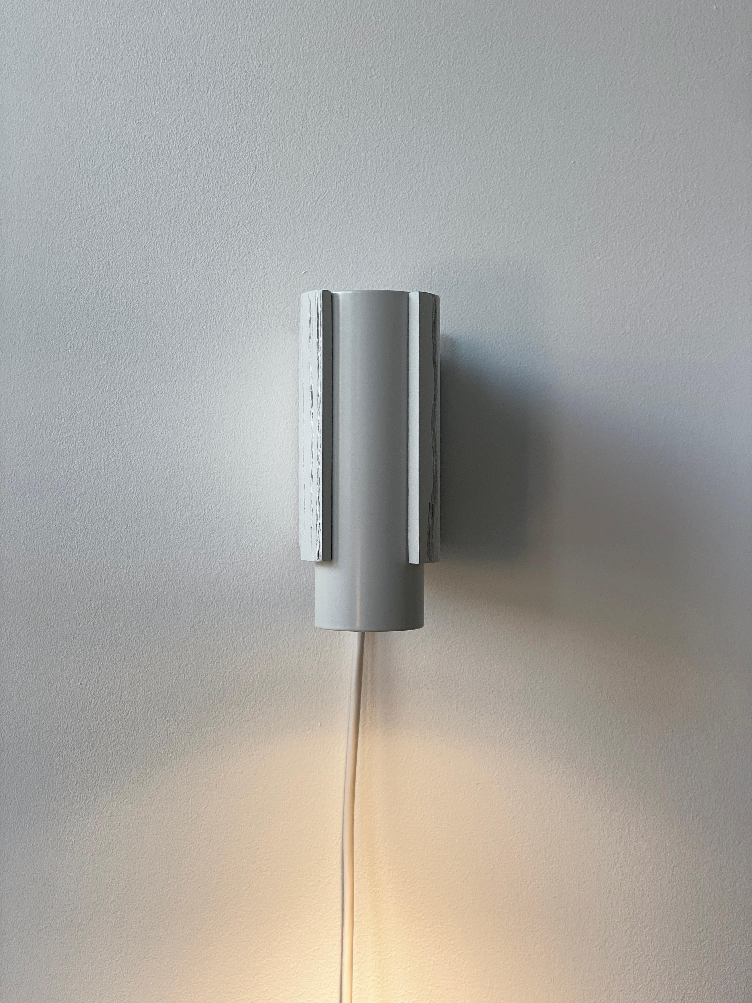 Aplique / Lámpara de Pared Corto Corrugado Simple con luz puntual en Gris Blanco Británico en venta