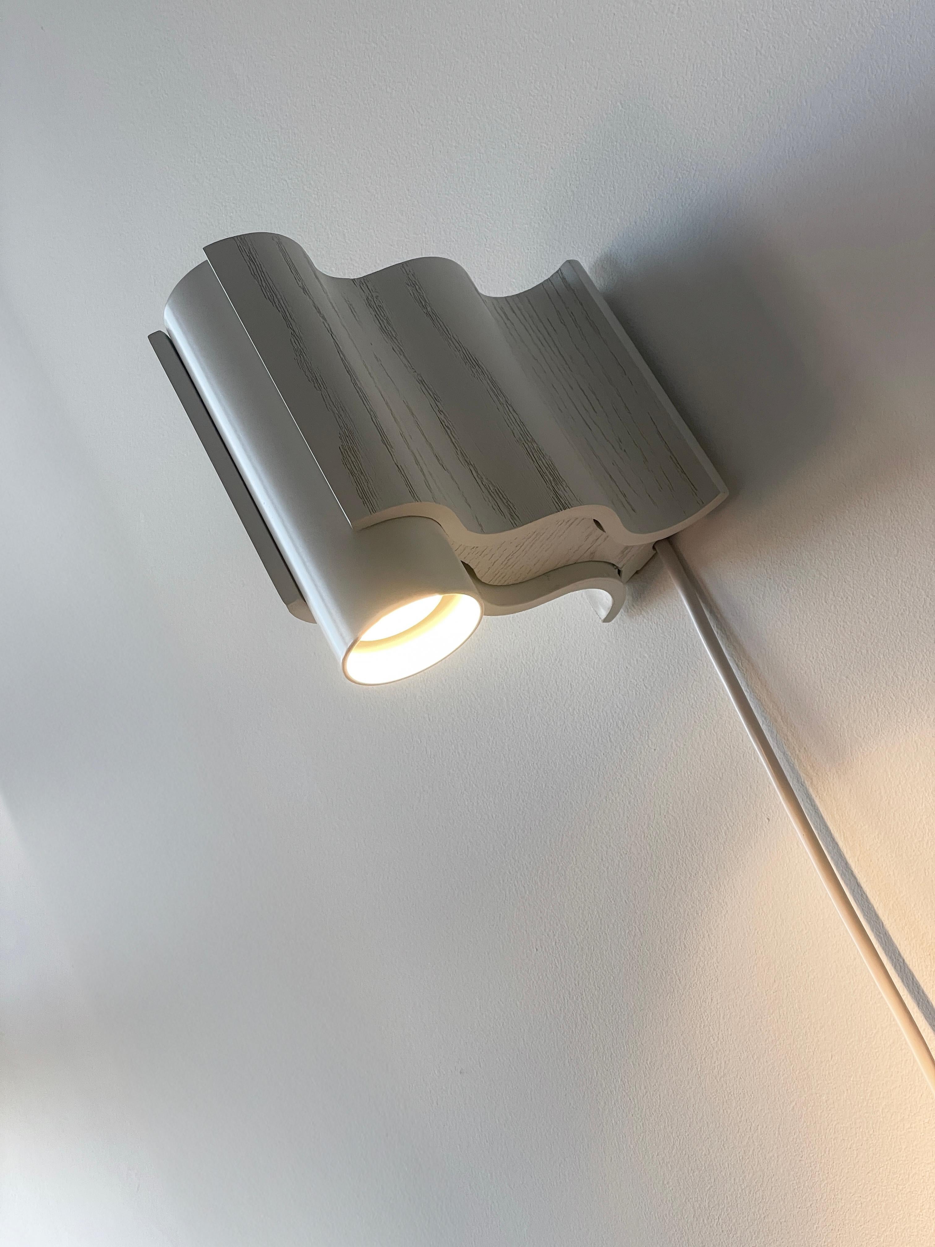 Aplique / Lámpara de Pared Corto Corrugado Simple con luz puntual en Gris Blanco Cepillado en venta