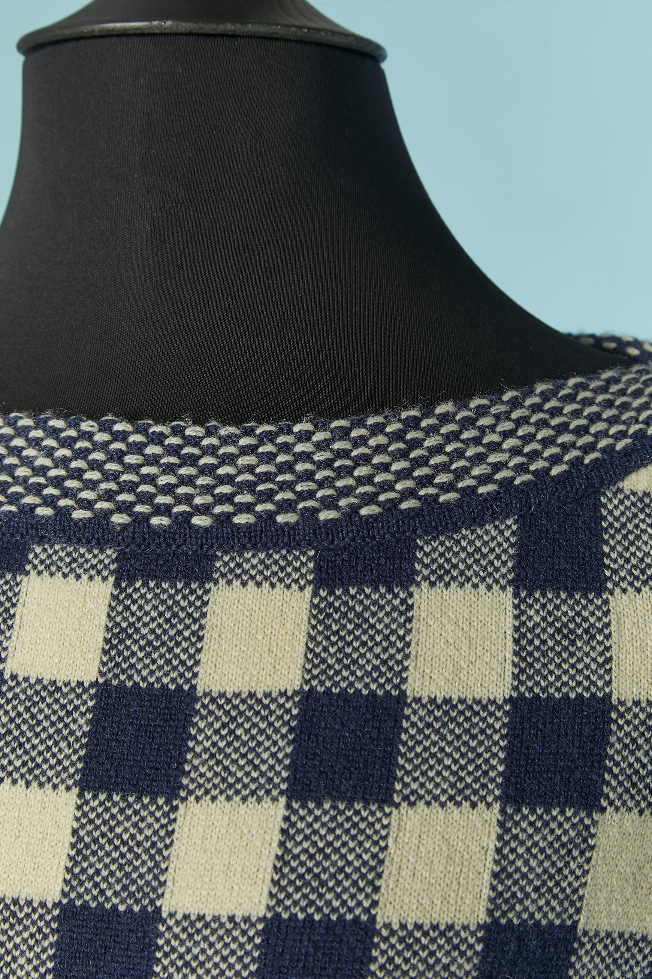 Short sleeve cashmere sweater with check pattern. SIZE 38 (Fr) M 