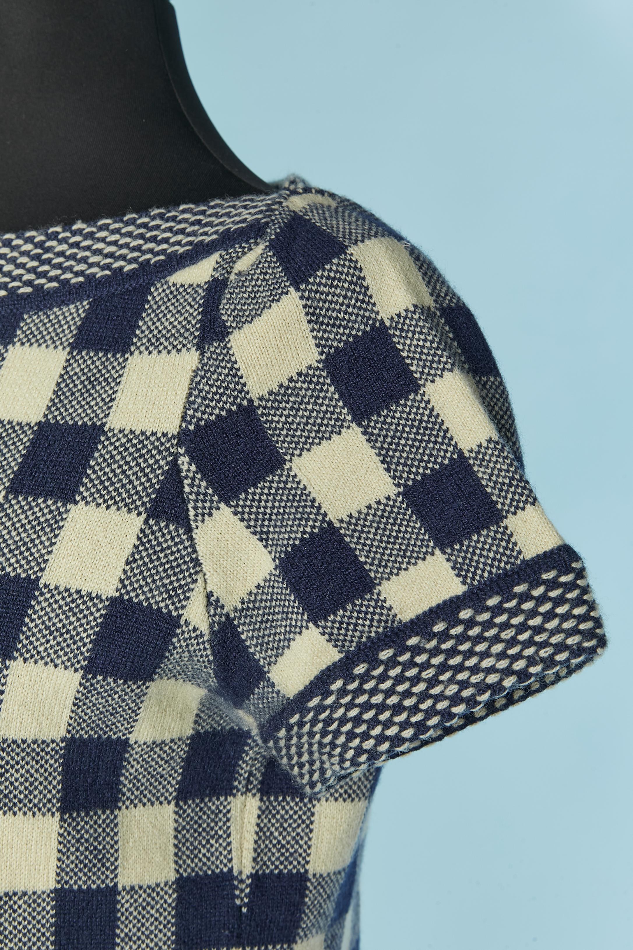 Short sleeve cashmere sweater with check pattern CHANEL In Excellent Condition For Sale In Saint-Ouen-Sur-Seine, FR