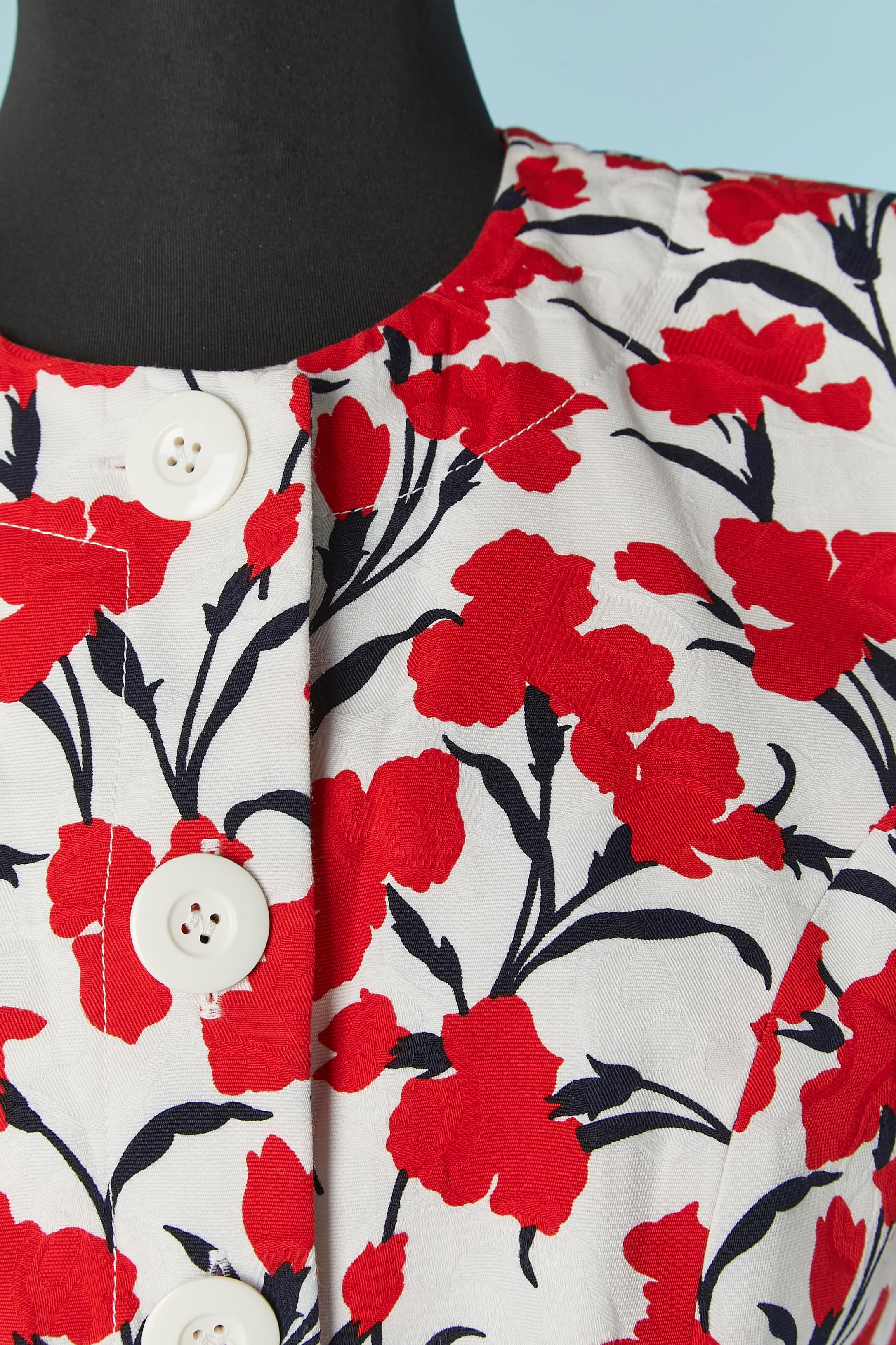 Giacca monopetto a maniche corte con stampa floreale. Composizione del tessuto principale: cotone jacquard. Fodera in rayon o acetato. 
Chiusura con bottoni e asole sul centro del davanti. 
TAGLIA M 