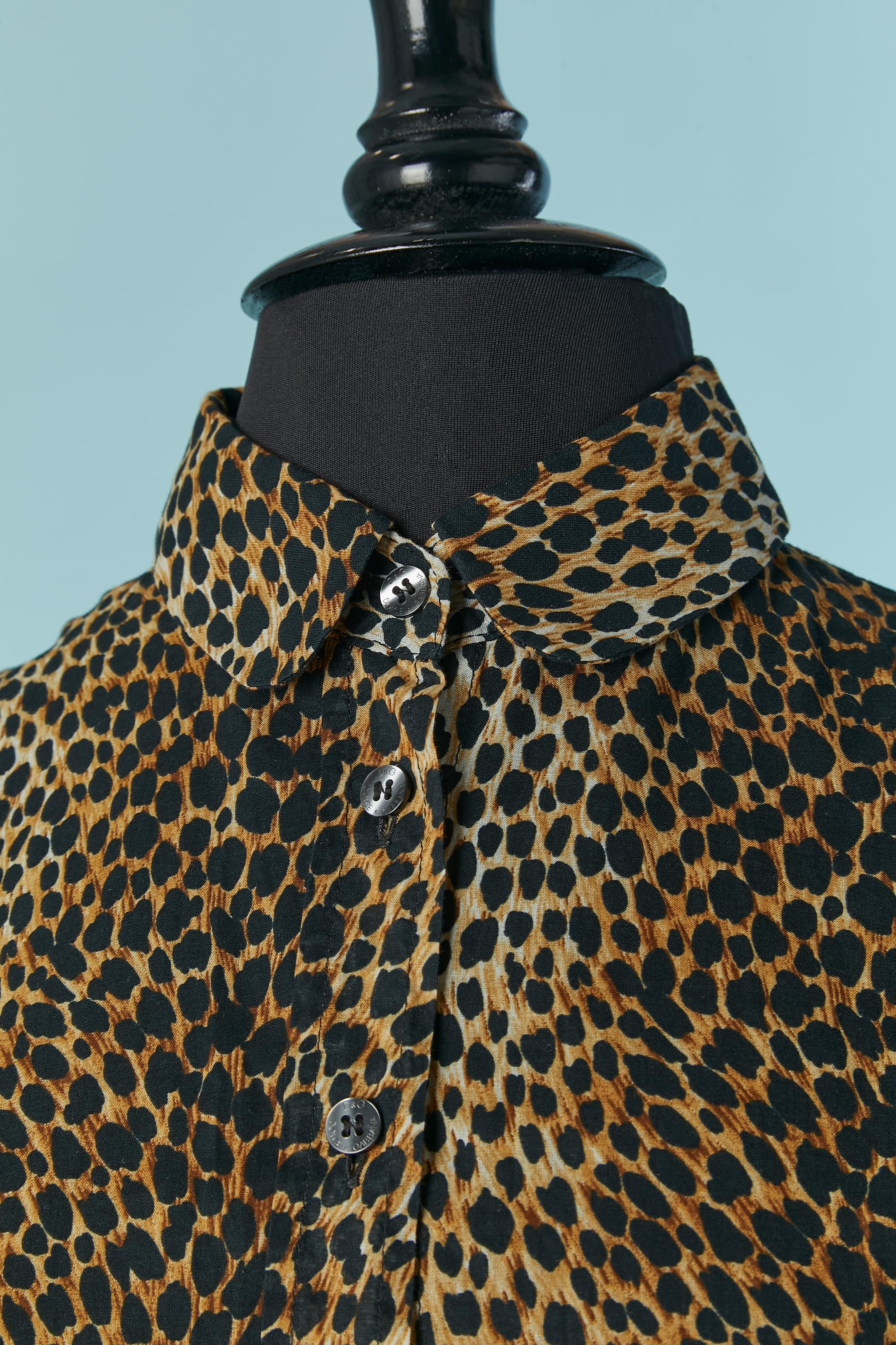 Short sleeve cotton shirt with animal print. Branded button closure and buttonhole on the middle front.
SIZE 40 (It) 36 (Fr) S 