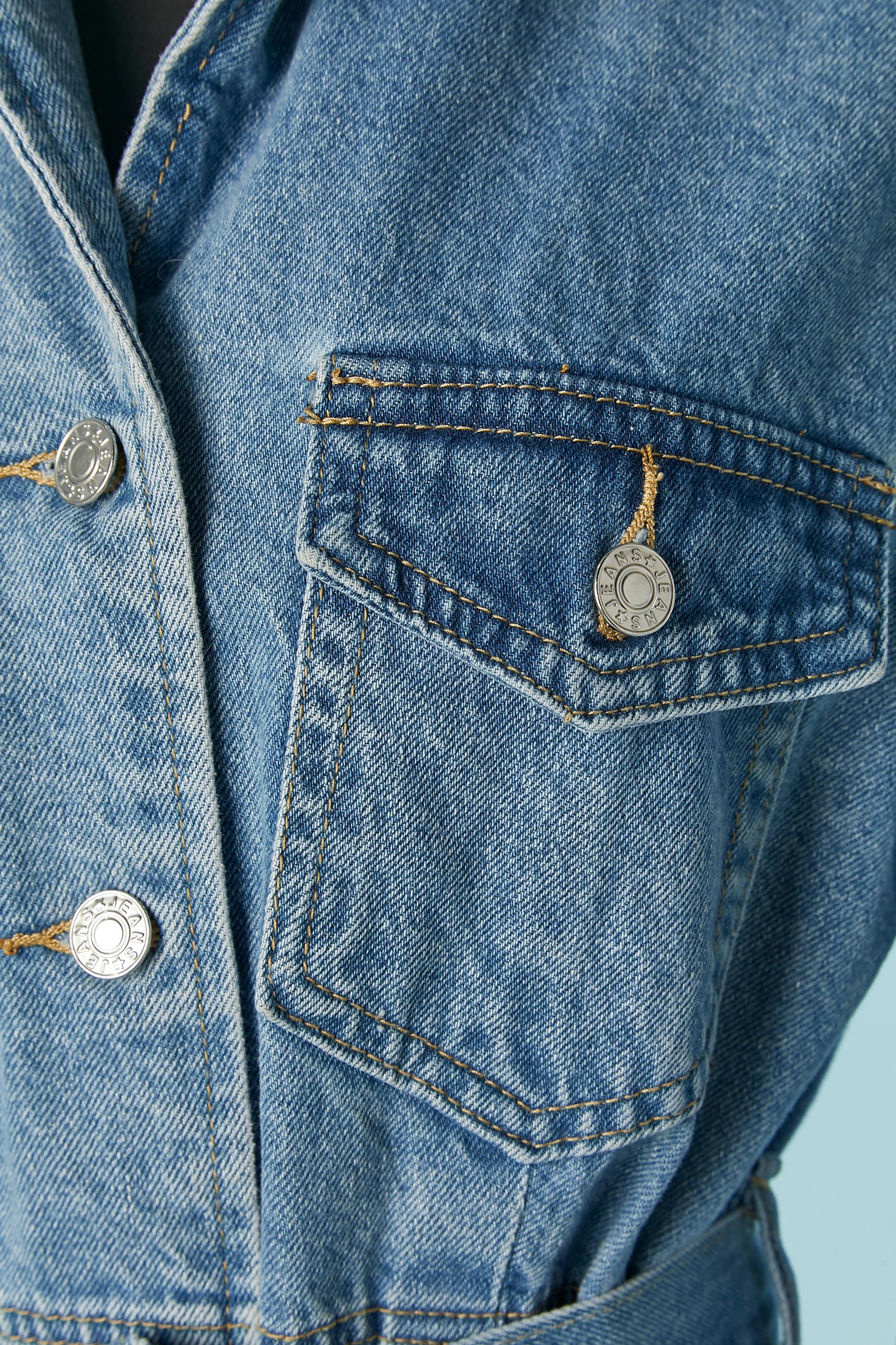 Robe en denim à manches courtes avec fermeture à boutons sur le milieu du devant et sur le bord de la manche. Ceinture et boucle de ceinture. 
TAILLE M 