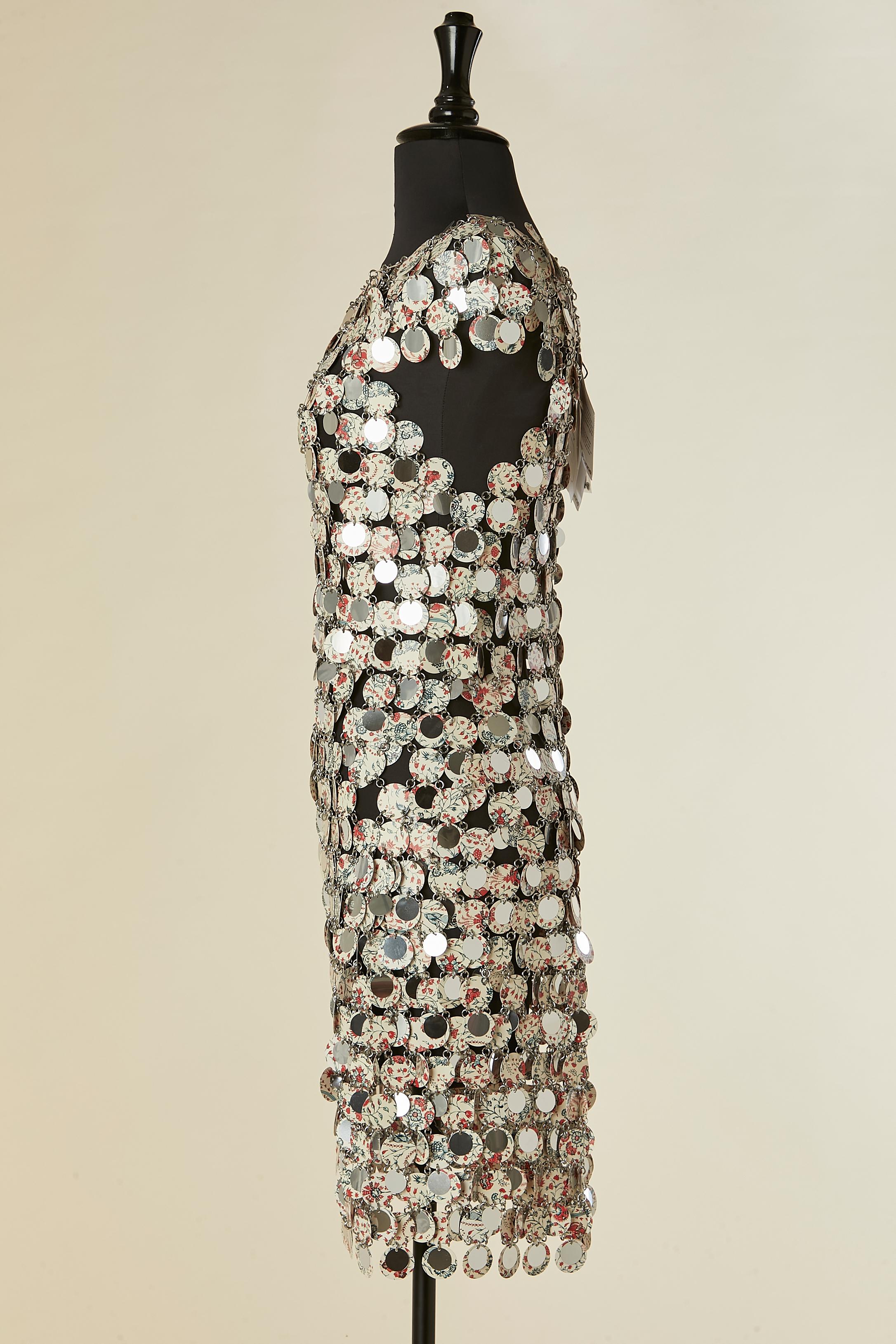 Donna Abito a maniche corte con disco stampato e anelli in metallo Paco Rabanne Nuovo con etichetta in vendita