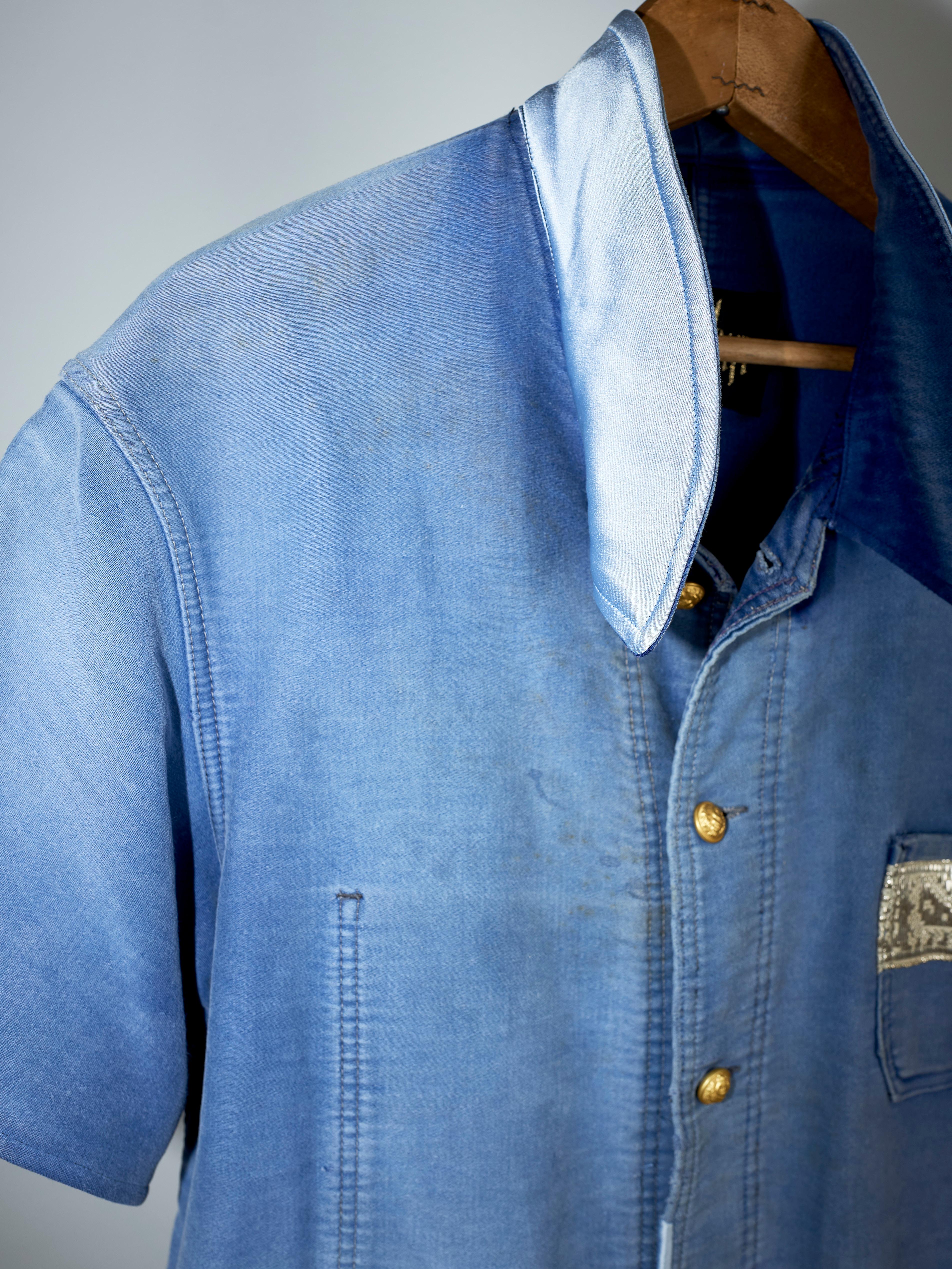 Kurzarmjacke aus hellblauem Tweed im Used-Look von J Dauphin  im Angebot 1