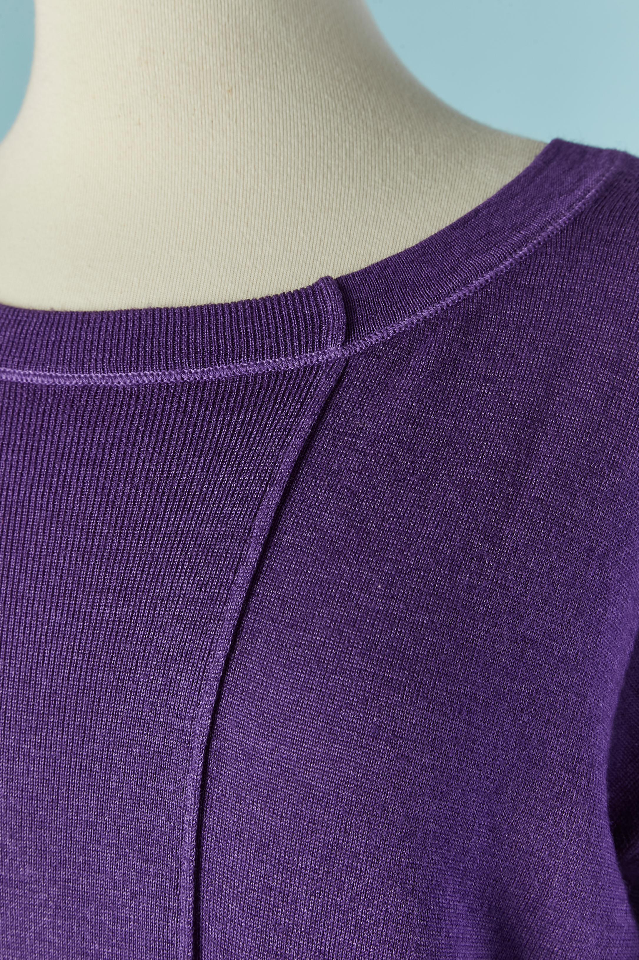 Short sleeve purple sweater. Knit composition: 70% wool, 30% silk
SIZE 42 (It) 38 (Fr) M 