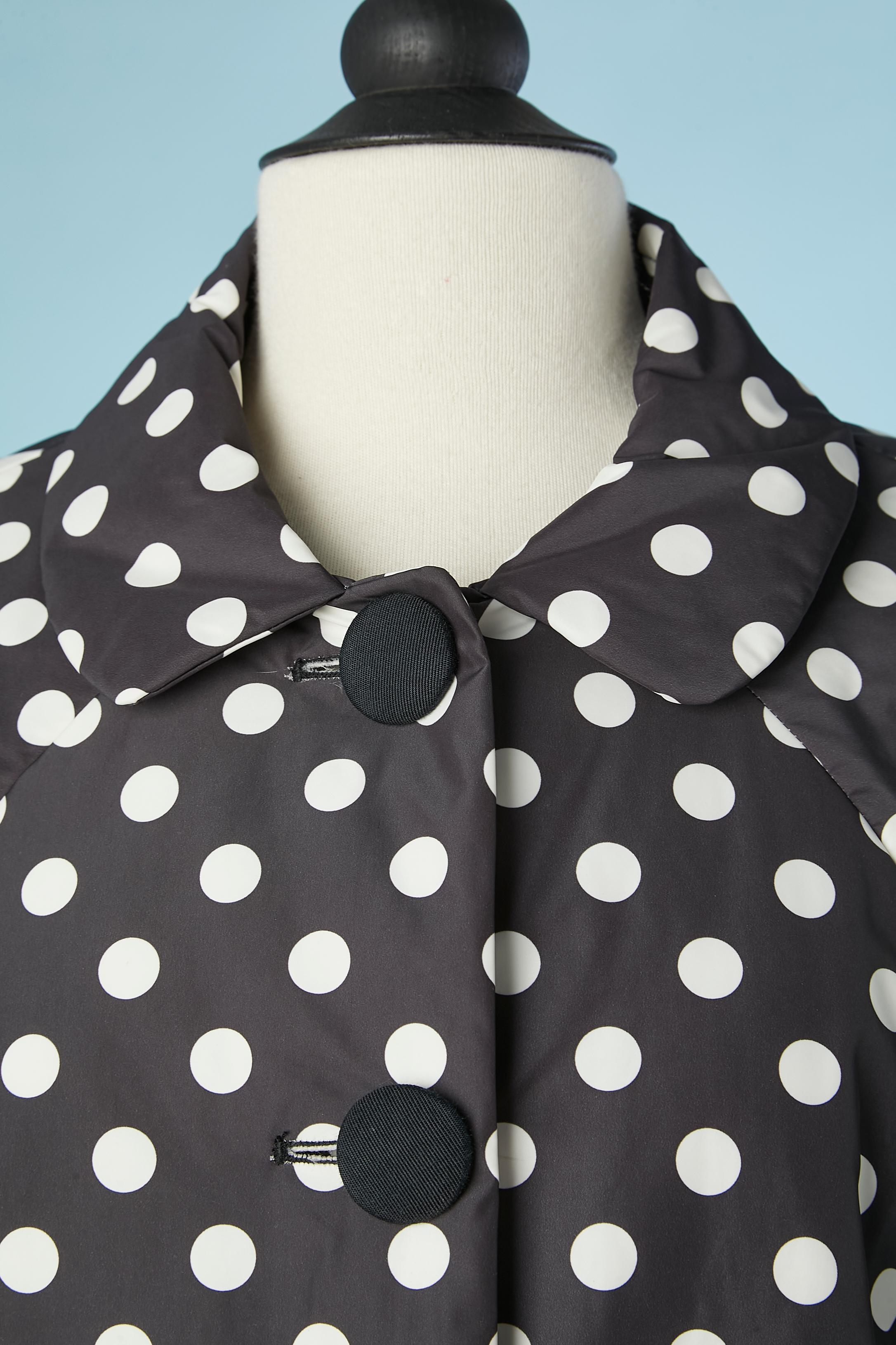 Short sleeves down jacket with polka dots print. Elastic waistband inside. Pockets close with snap and gros-grain piping on the edge. Buttons covered with fabric.
Raglan sleeves.
SIZE M