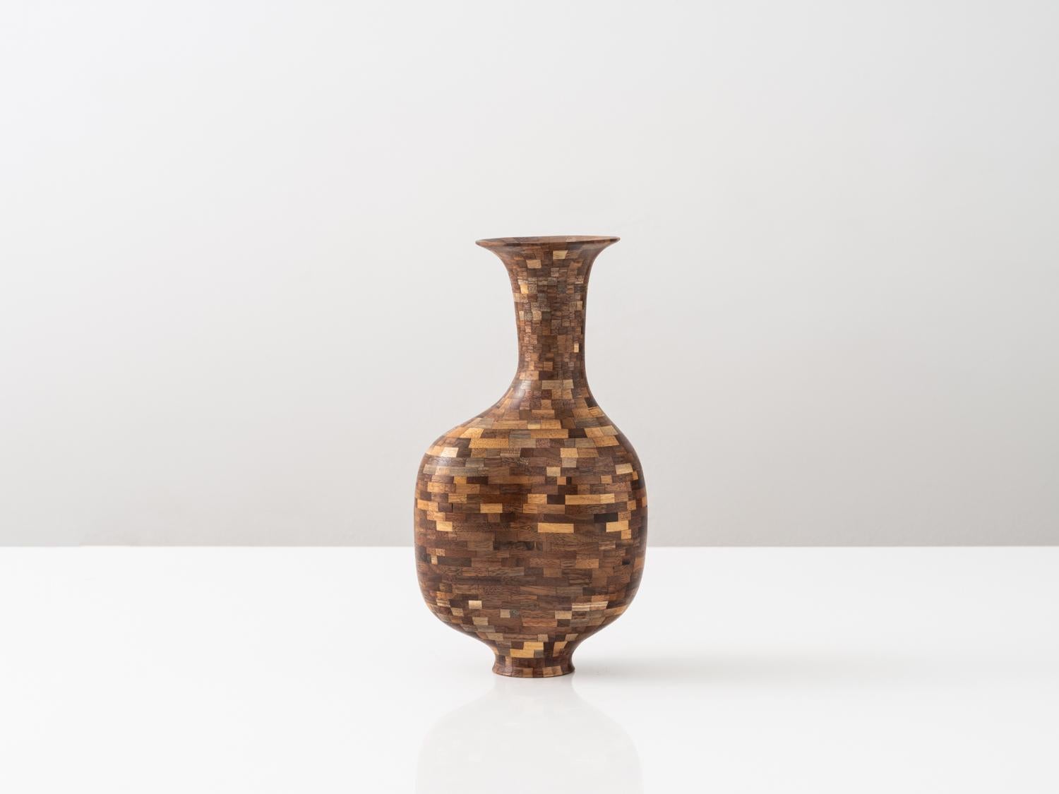 La bellezza dello stile STACKED di Richard si basa interamente sul processo. Questo vaso, come tutti gli oggetti STACKED creati da Richard, è costruito, scolpito e rifinito interamente a mano. Immagina una versione analogica della stampa 3D o della