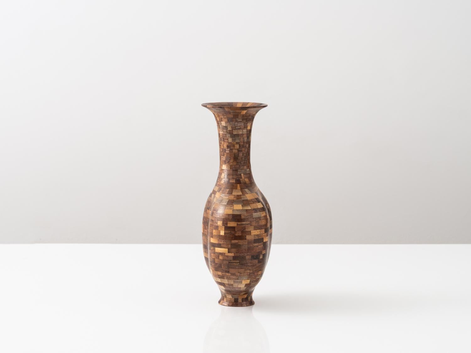 Moderno Vaso corto STACKED asimmetrico in noce, di Richard A. Haining, disponibile ora in vendita