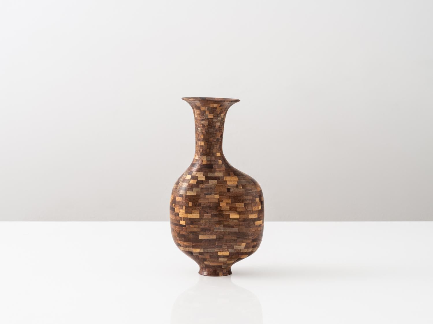 Americano Vaso corto STACKED asimmetrico in noce, di Richard A. Haining, disponibile ora in vendita