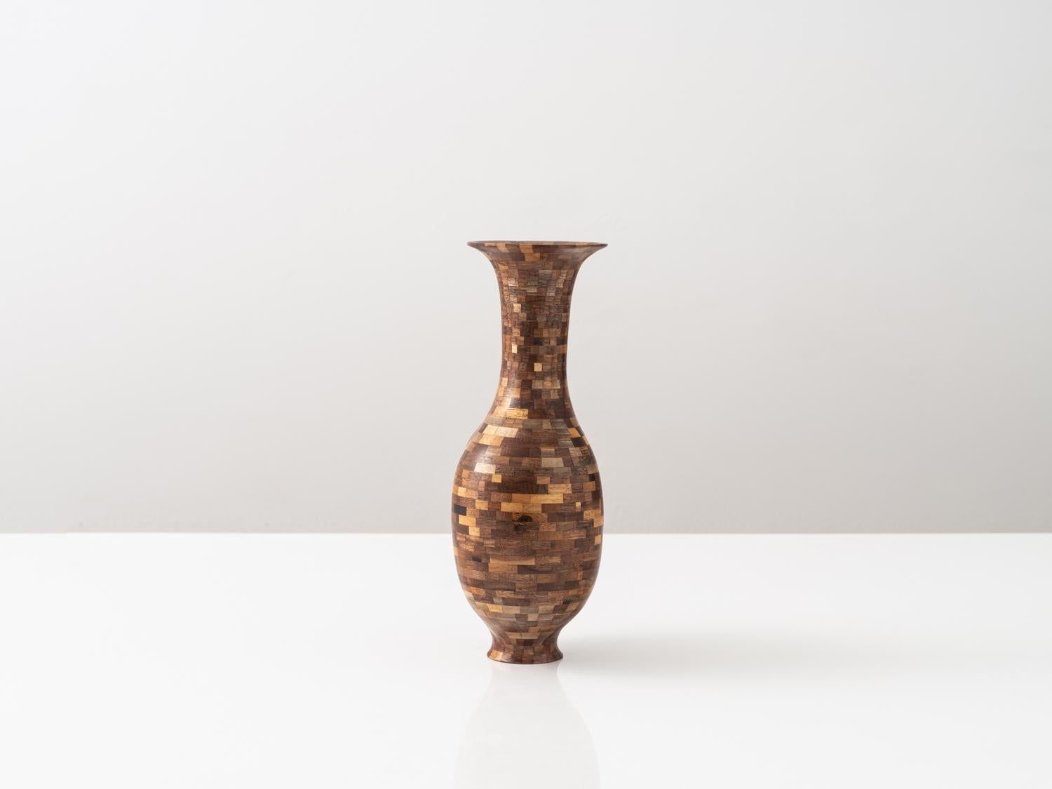 Tornito Vaso corto STACKED asimmetrico in noce, di Richard A. Haining, disponibile ora in vendita
