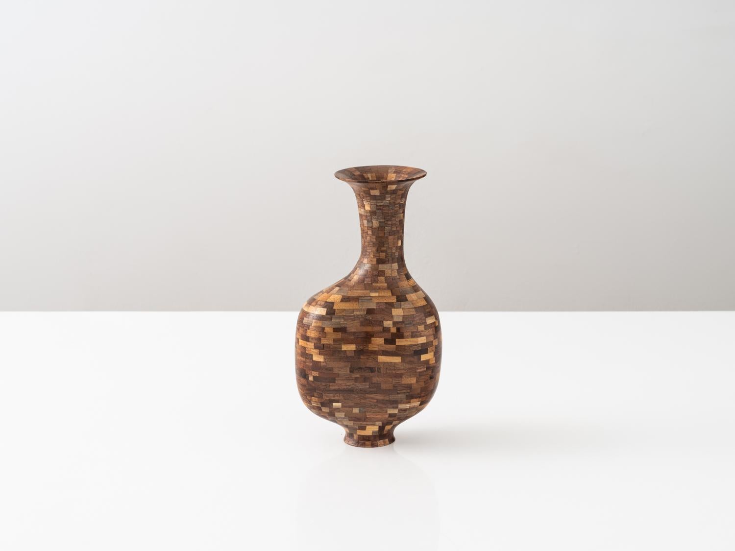 Vaso corto STACKED asimmetrico in noce, di Richard A. Haining, disponibile ora In condizioni Nuovo in vendita a Brooklyn, NY